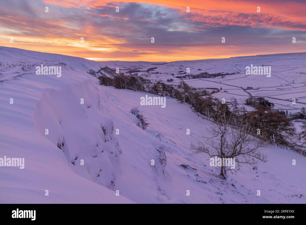 Feuriger Sonnenaufgang über dem schneebedeckten Tal der Littondale von einem Aussichtspunkt über Arncliffe Dorf. Littondale, Yorkshire Dales, North Yorkshire, UK Stockfoto