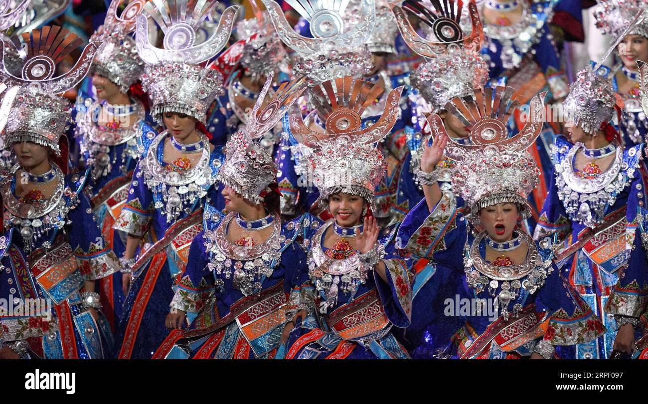 (190908) -- ZHENGZHOU, 8. September 2019 -- Künstler treten während der Eröffnungszeremonie der 11. Nationalen traditionellen Spiele ethnischer Minderheiten der Volksrepublik China in Zhengzhou, zentralchinesische Provinz Henan, 8. September 2019 auf. ) (SP)CHINA-ZHENGZHOU-NATIONALE TRADITIONELLE SPIELE ETHNISCHER MINDERHEITEN - ERÖFFNUNGSZEREMONIE (CN) ZHOUXMI PUBLICATIONXNOTXINXCHN Stockfoto