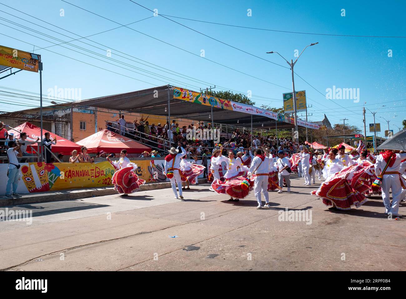 Barranquilla, Kolumbien - 21. Februar 2023: Kolumbianische Männer und Frauen, die in den traditionellen Kostümen der Küste des Landes gekleidet sind, parieren im F Stockfoto