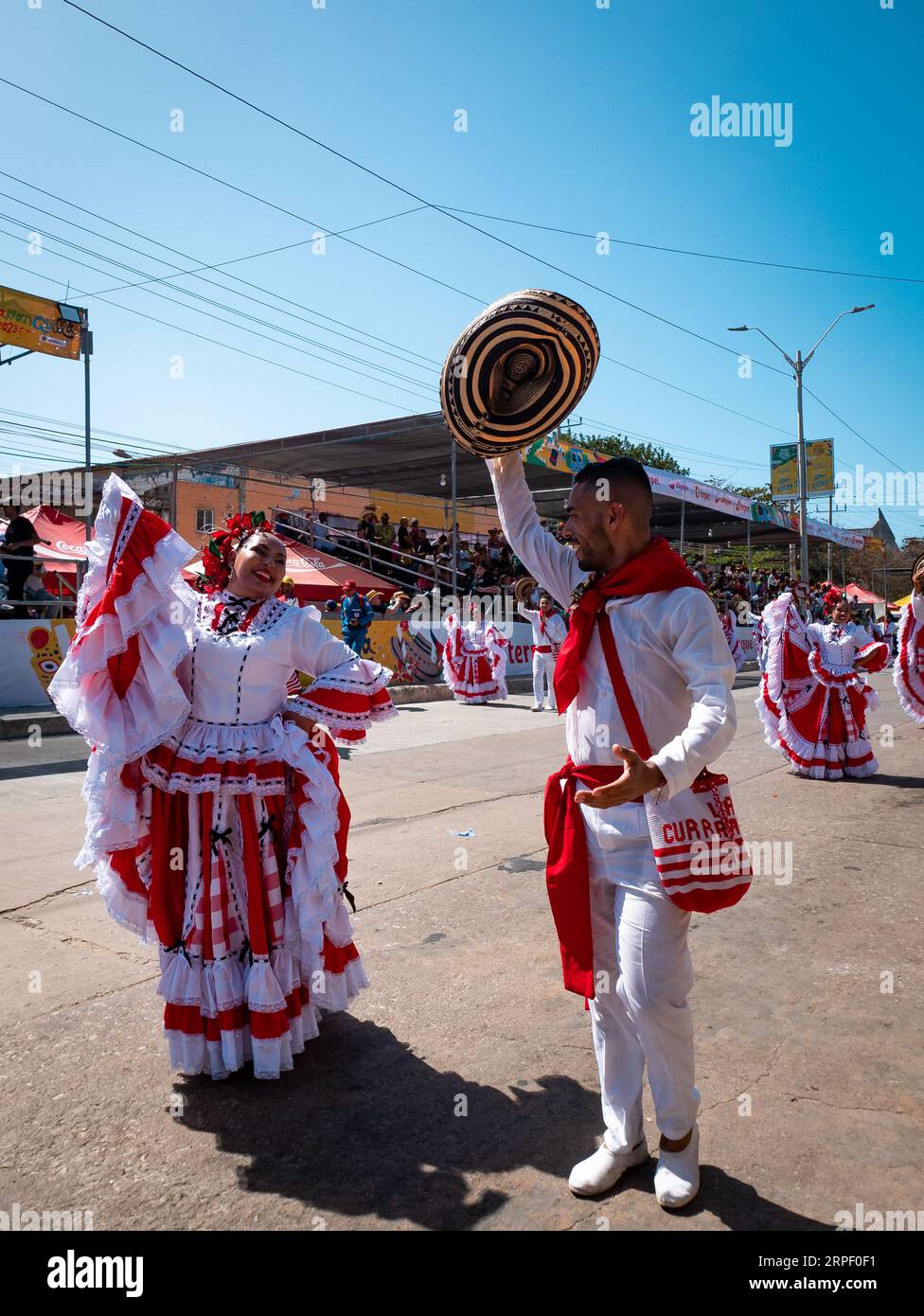 Barranquilla, Kolumbien - 21. Februar 2023: Kolumbianische Männer und Frauen, die in den traditionellen Kostümen der Küste des Landes gekleidet sind, parieren im F Stockfoto