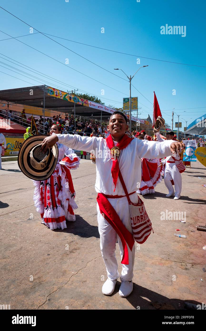 Barranquilla, Kolumbien - 21. Februar 2023: Kolumbianische Männer und Frauen, die in den traditionellen Kostümen der Küste des Landes gekleidet sind, parieren im F Stockfoto