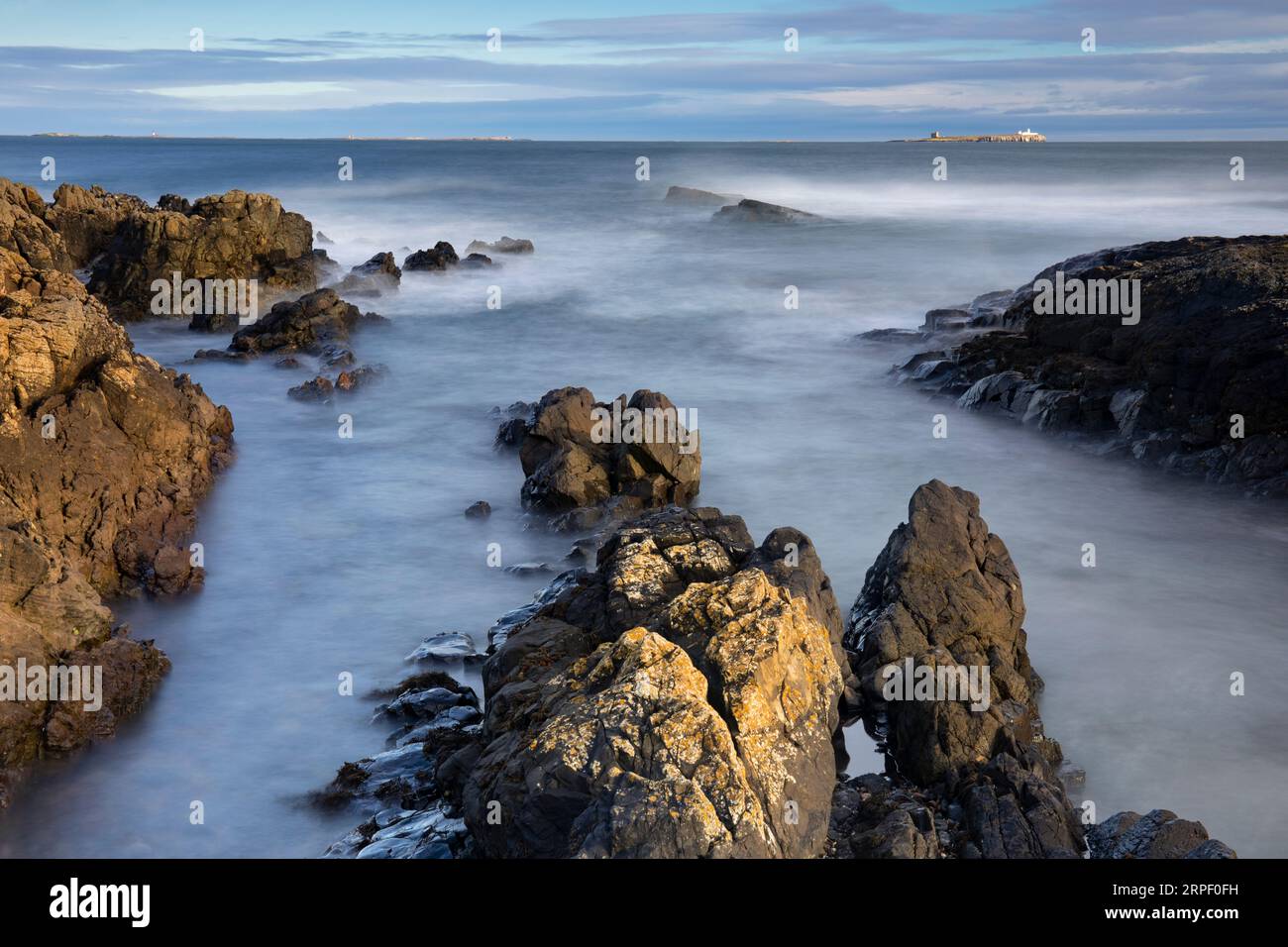 Die Farne-Inseln wurden im Winter von Stag Rocks, Bamburgh Beach, Bamburgh, Northumberland UK fotografiert (November) Stockfoto