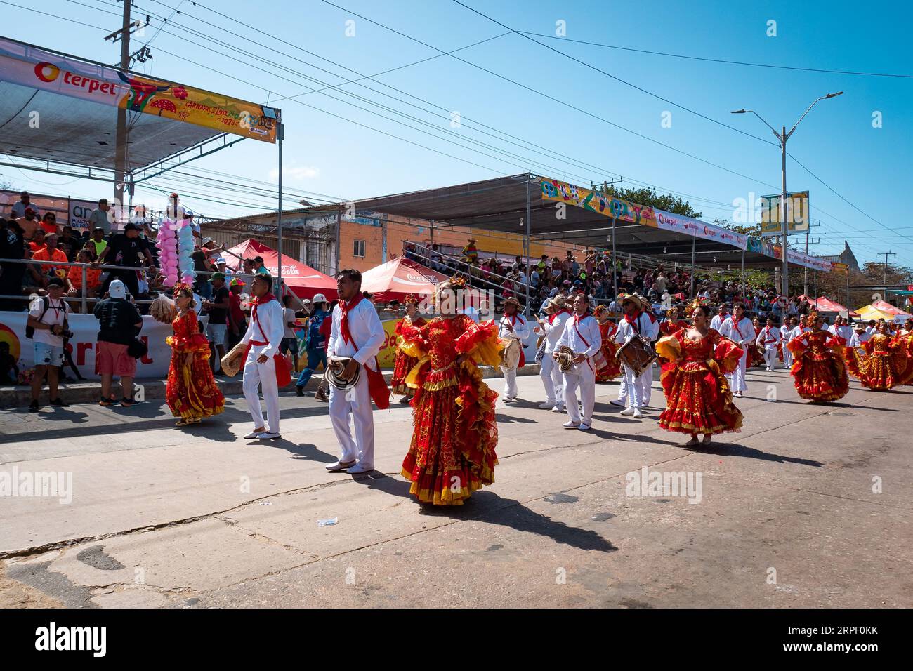 Barranquilla, Kolumbien - 21. Februar 2023: Kolumbianische Männer und Frauen, die in den traditionellen Kostümen der Küste des Landes gekleidet sind, parieren im F Stockfoto