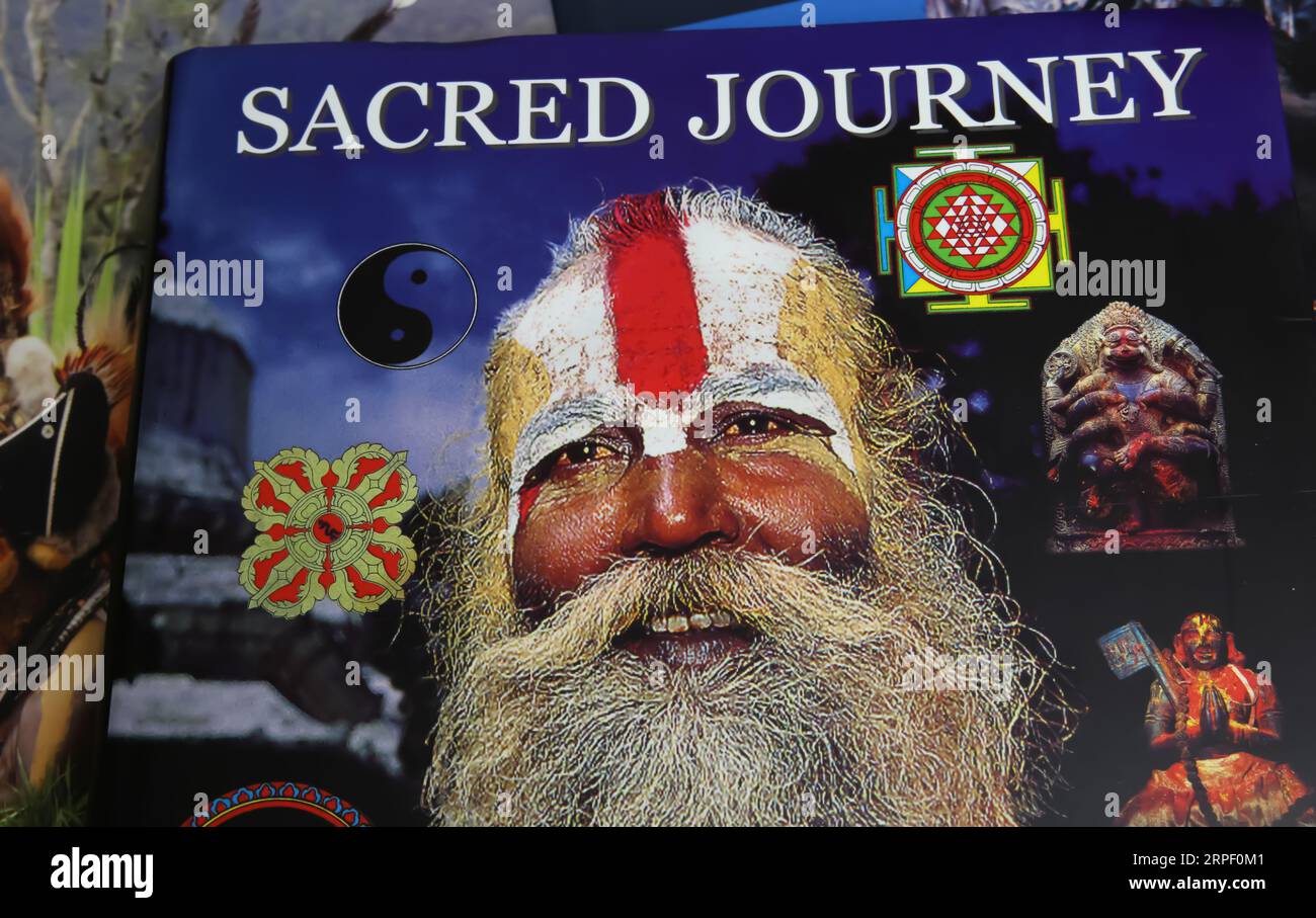Viersen, Deutschland - 9. Juli. 2023: Close-up des isolierten Bucheinbands von David Howard Sacred Journey to People of India and Nepal Stockfoto