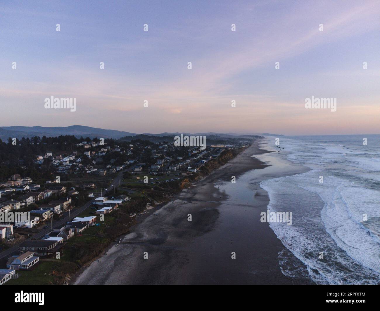 Luftaufnahme des Strandes am Road's End in Lincoln City an der Küste von Oregon. Stockfoto