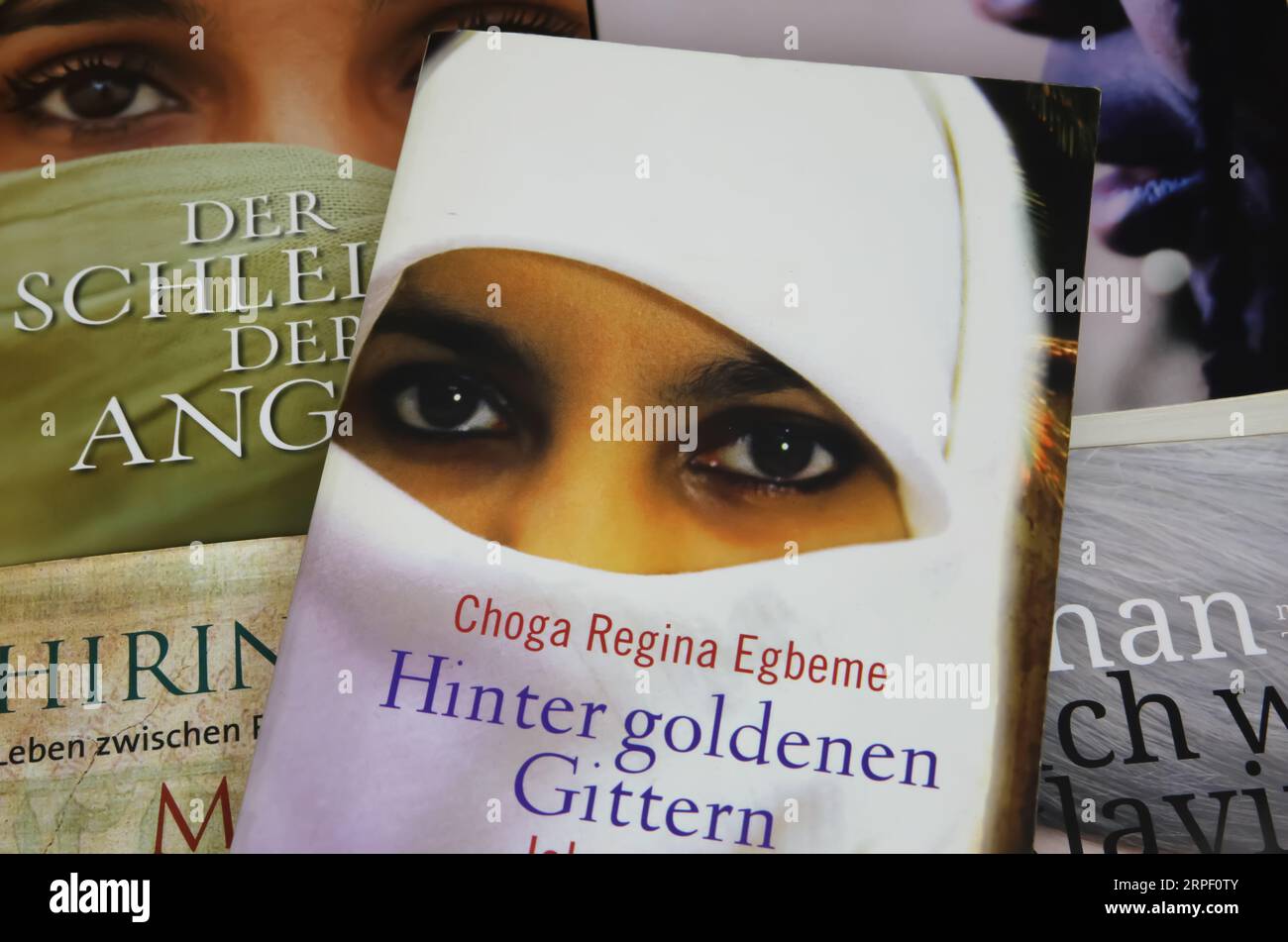 Viersen, Deutschland - 9. Juli. 2023: Sammlung islamischer Schicksalsbücher, Choga Regina Egbeme Buchband über muslimische Frau Harem Experience i Stockfoto