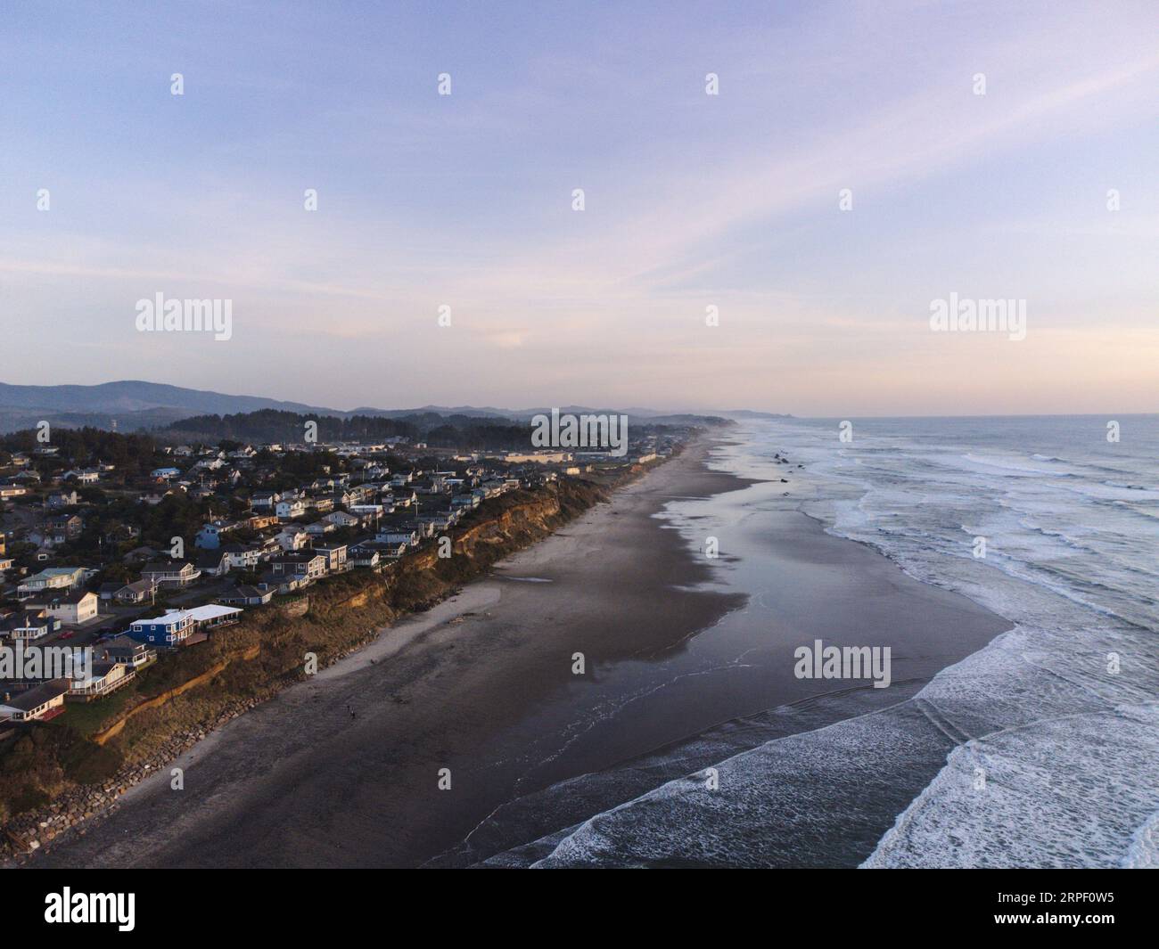 Luftaufnahme des Strandes am Road's End in Lincoln City an der Küste von Oregon. Stockfoto