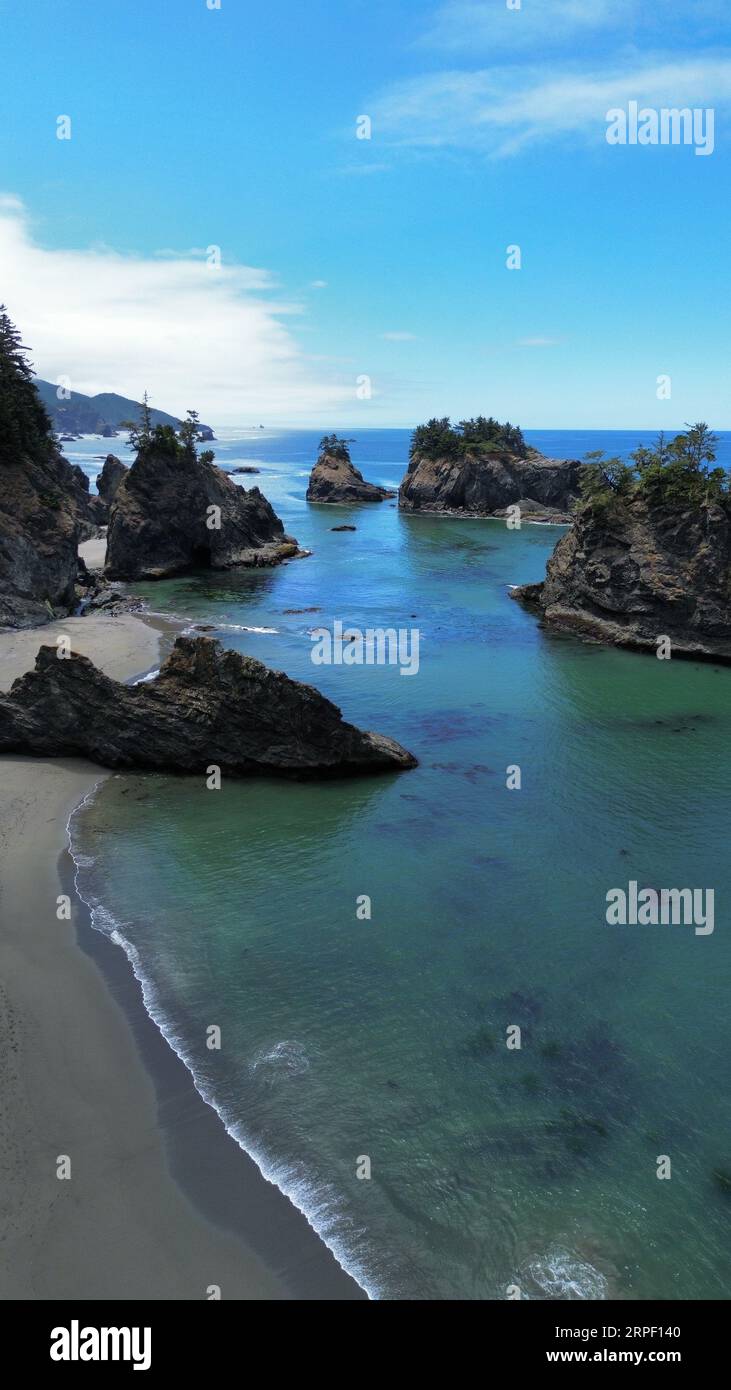 Luftaufnahme von Secret Beach im Samuel H. Boardman Scenic Corridor an der Küste von Oregon. Stockfoto