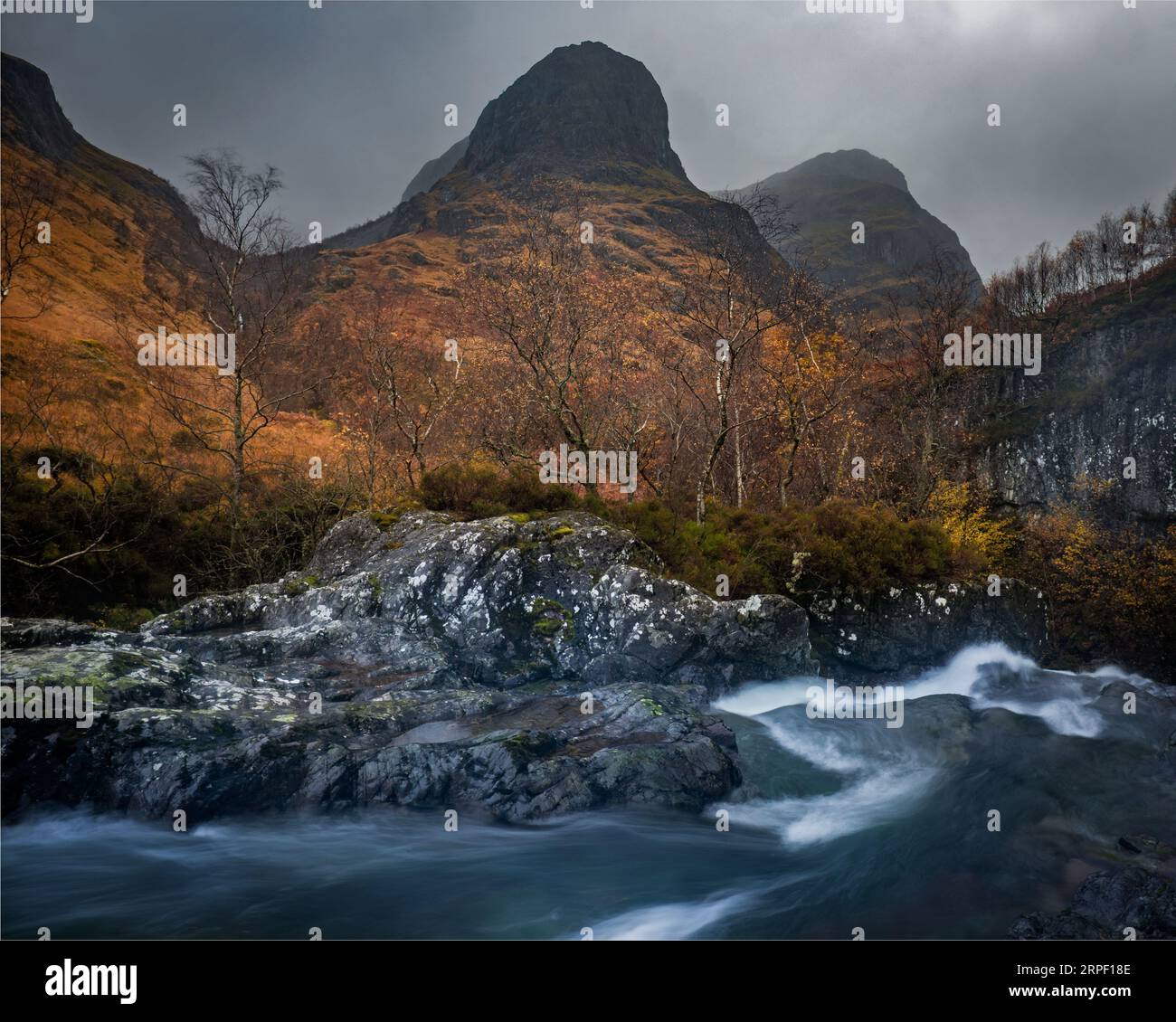 Zwei der drei Schwestern von Glencoe und dem Fluss Coe in Glencoe, Lochaber, Highlands, Schottland, Großbritannien Stockfoto