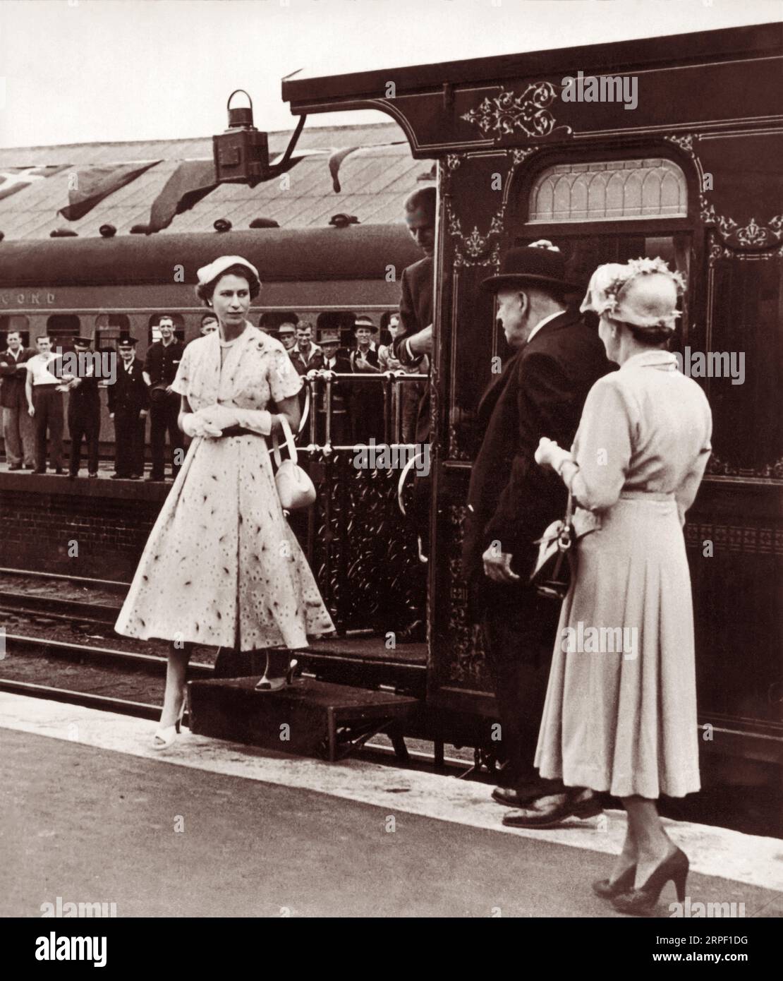 Königin Elisabeth II. Verließ den Royal Train 1954 während ihres königlichen Besuchs in New South Wales. Stockfoto