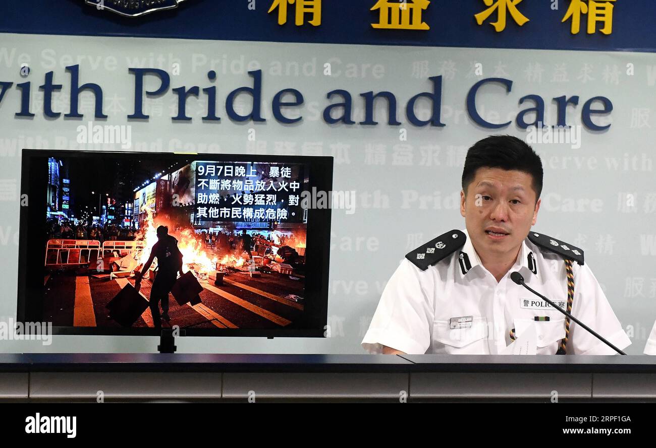 (190909) -- HONG KONG, 9. September 2019 -- Chief Superintendent TSE Chun-chung von der Hong Kong Police Public Relations Branch (PPRB) zeigt ein Beweisbild von Gewaltakten radikaler Demonstranten während einer Pressekonferenz im südchinesischen Hongkong, 9. September 2019. Die Hongkonger Polizei sagte am Montag, dass insgesamt 157 Menschen wegen gewalttätiger Handlungen in verschiedenen Teilen Hongkongs von Freitag bis Anfang Montag verhaftet worden seien. CHINA-HONGKONG-POLIZEI-PRESSE-KONFERENZ (CN) LUXHANXIN PUBLICATIONXNOTXINXCHN Stockfoto