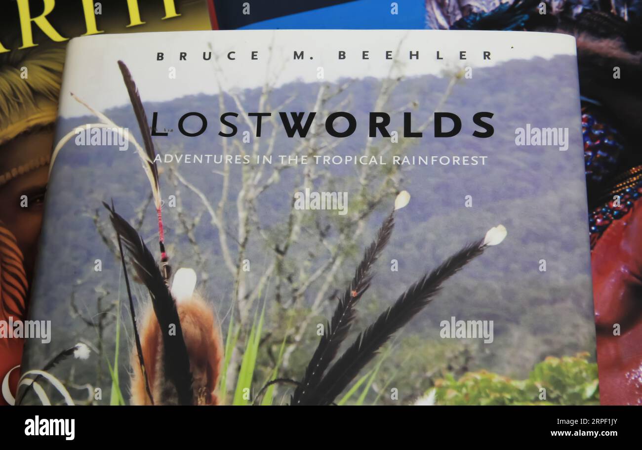 Viersen, Deutschland - 9. Juli. 2023: Nahaufnahme des isolierten Bucheinbands von Bruce Beehler Lost Worlds Stockfoto