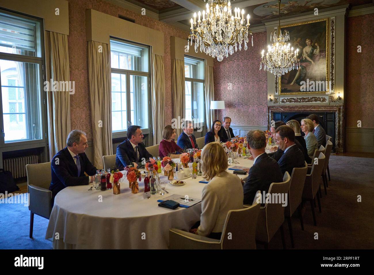 DEN HAAG - der ausscheidende Premierminister Mark Rutte empfängt Präsident Sandu im Ministerium für Allgemeine Angelegenheiten. Während des Treffens werden sie unter anderem den Krieg in der Ukraine und die moldauische Mitgliedschaft in der EU erörtern. ANP PHIL NIJHUIS niederlande raus - belgien raus Stockfoto