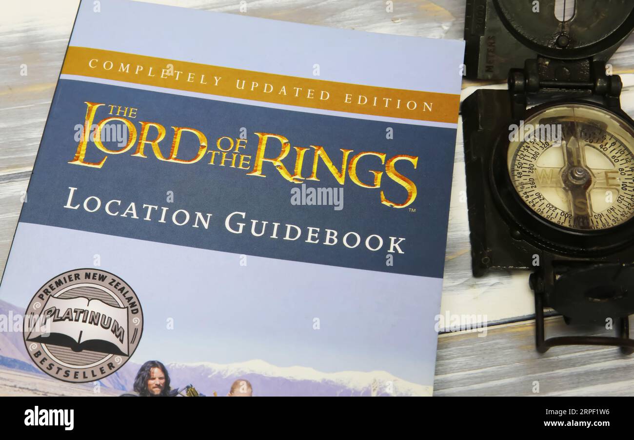 Viersen, Deutschland - 9. Juli. 2023: Nahaufnahme des isolierten New Zealand Lord of the Rings Film Location Guide Book Cover Stockfoto