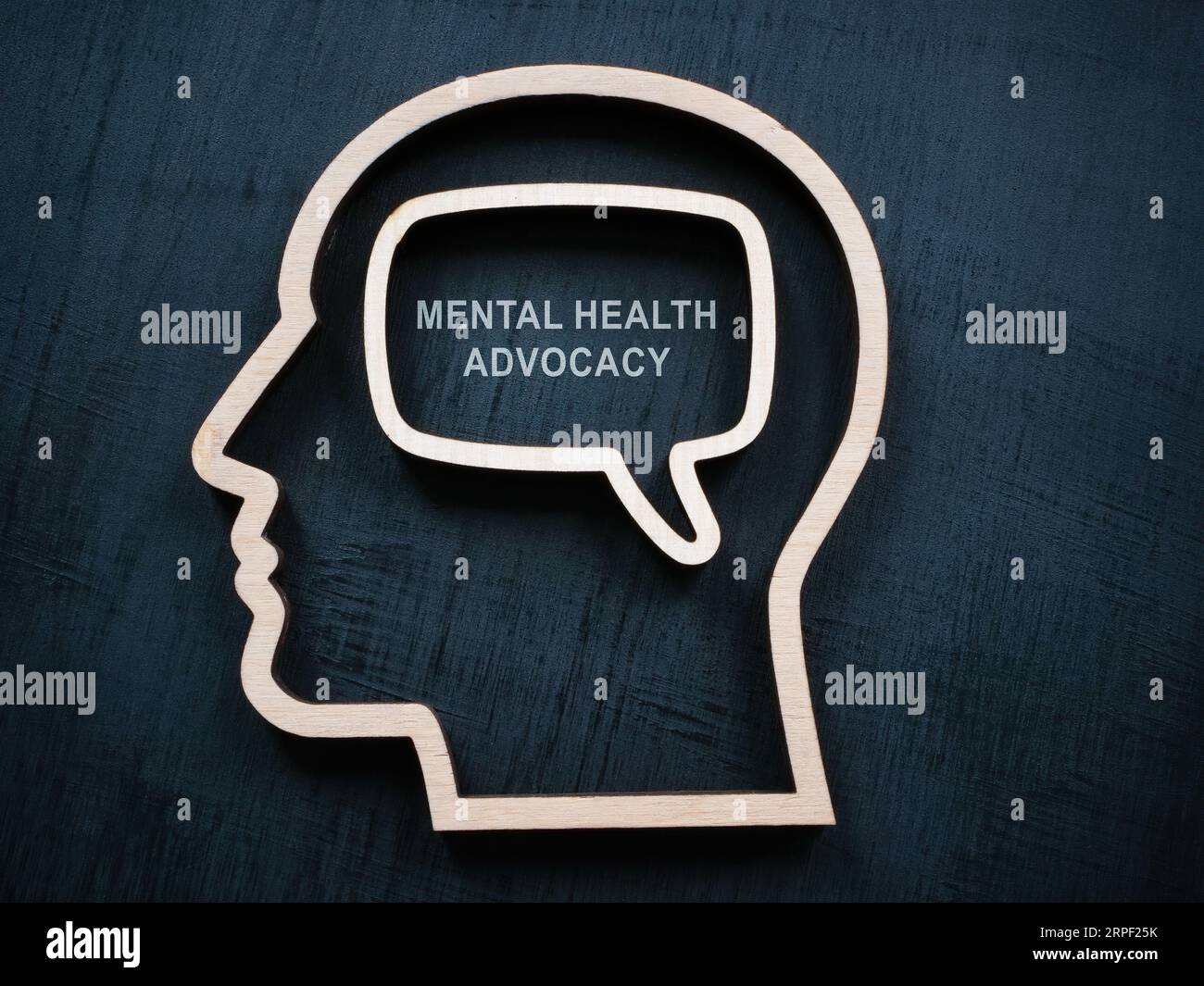 Eine Kopfform und Inschrift für psychische Gesundheit im Inneren. Stockfoto