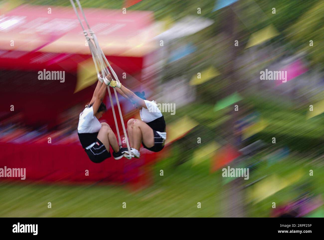 (190910) -- ZHENGZHOU, 10. September 2019 -- Li Jianhong/Qi Suli aus der nordchinesischen Provinz Hebei nehmen am 55+ kg-Match des Swing-Events bei den 11. nationalen traditionellen Spielen ethnischer Minderheiten der Volksrepublik China in Zhengzhou, der zentralchinesischen Provinz Henan, am 10. September 2019 Teil. ) (SP)CHINA-ZHENGZHOU-NATIONALE TRADITIONELLE SPIELE ETHNISCHER MINDERHEITEN-SWING(CN) ZHOUXMI PUBLICATIONXNOTXINXCHN Stockfoto