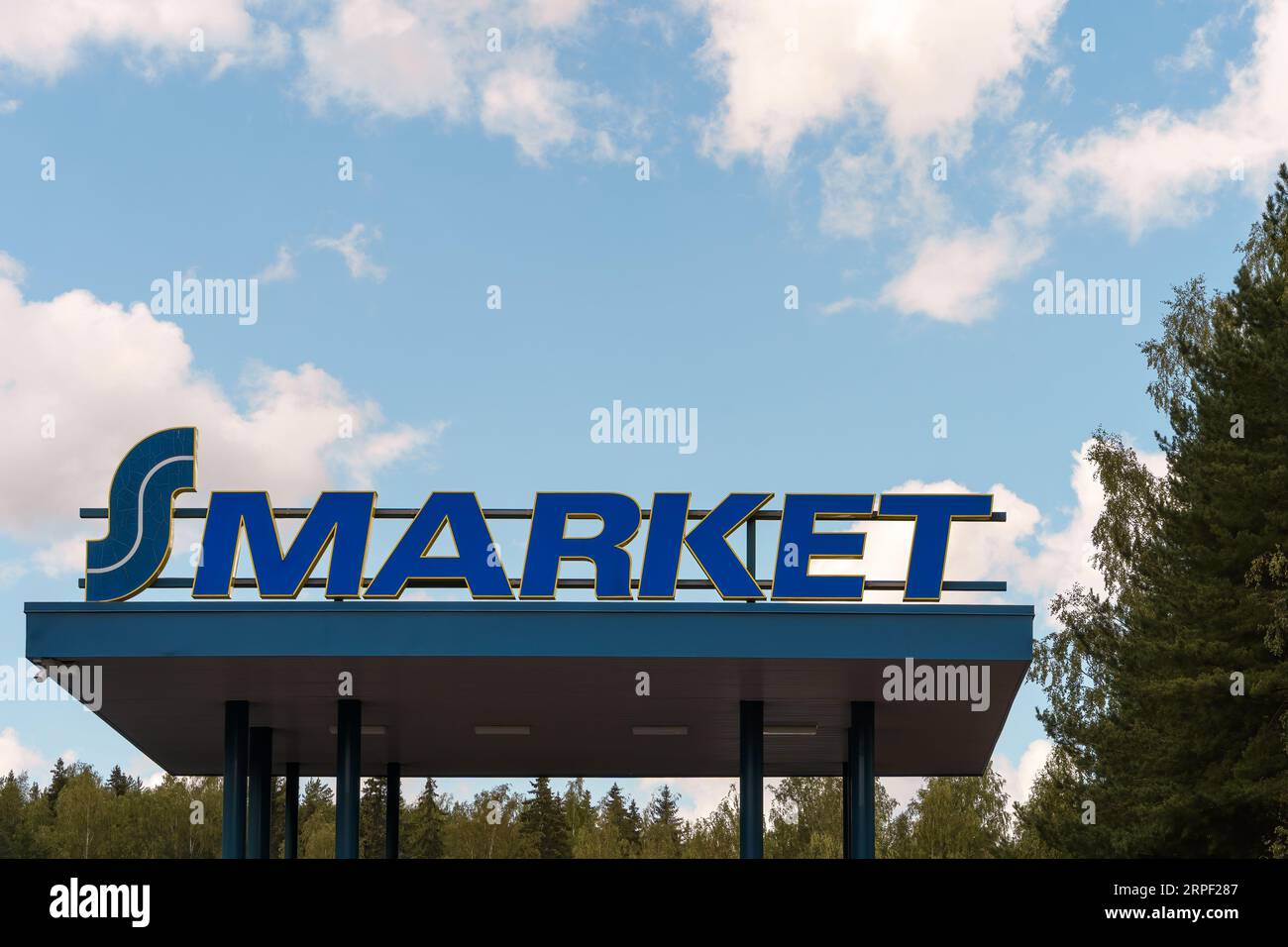 S-Market-Logo außerhalb des S-Market in Lahti, Finnland. Juli 30, 2023. Stockfoto