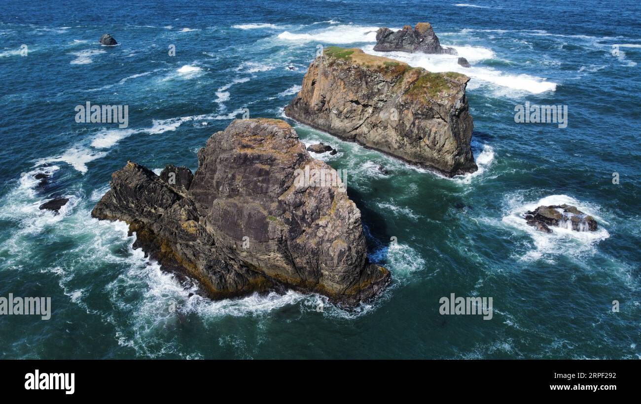 Luftdrohnen-Foto von Seestapeln im Samuel H. Boardman Scenic Corridor an der Küste von Oregon. Stockfoto