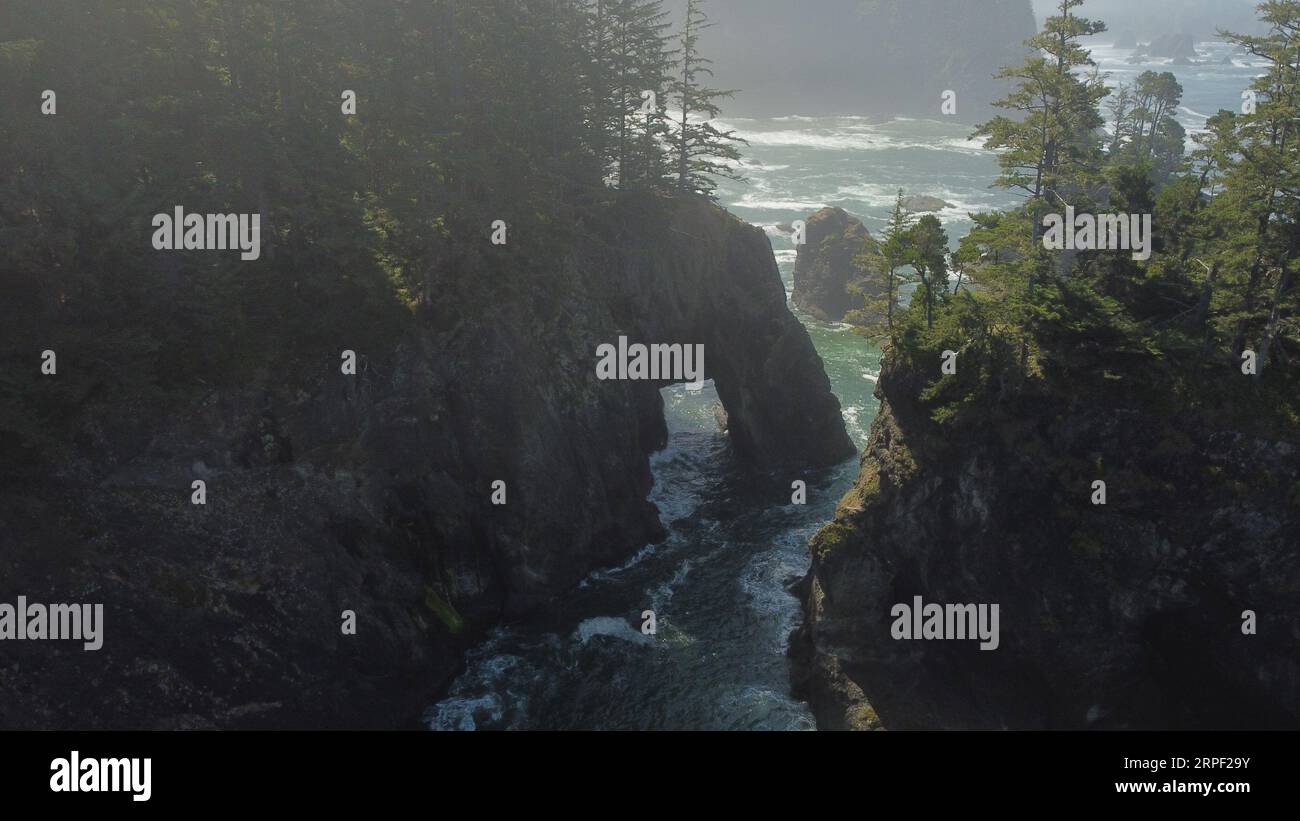 Luftaufnahme der Natural Bridges im Samuel H. Boardman Scenic Corridor an der Küste von Oregon. Stockfoto