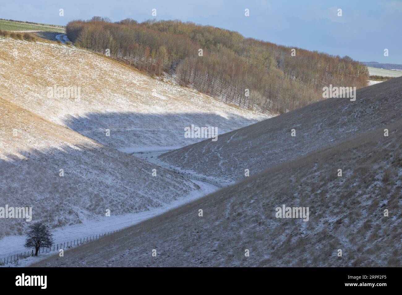 Eine Schneebedeckung in Horse Dale bei Huggate, Yorkshire Wolds, East Riding of Yorkshire, UK Stockfoto