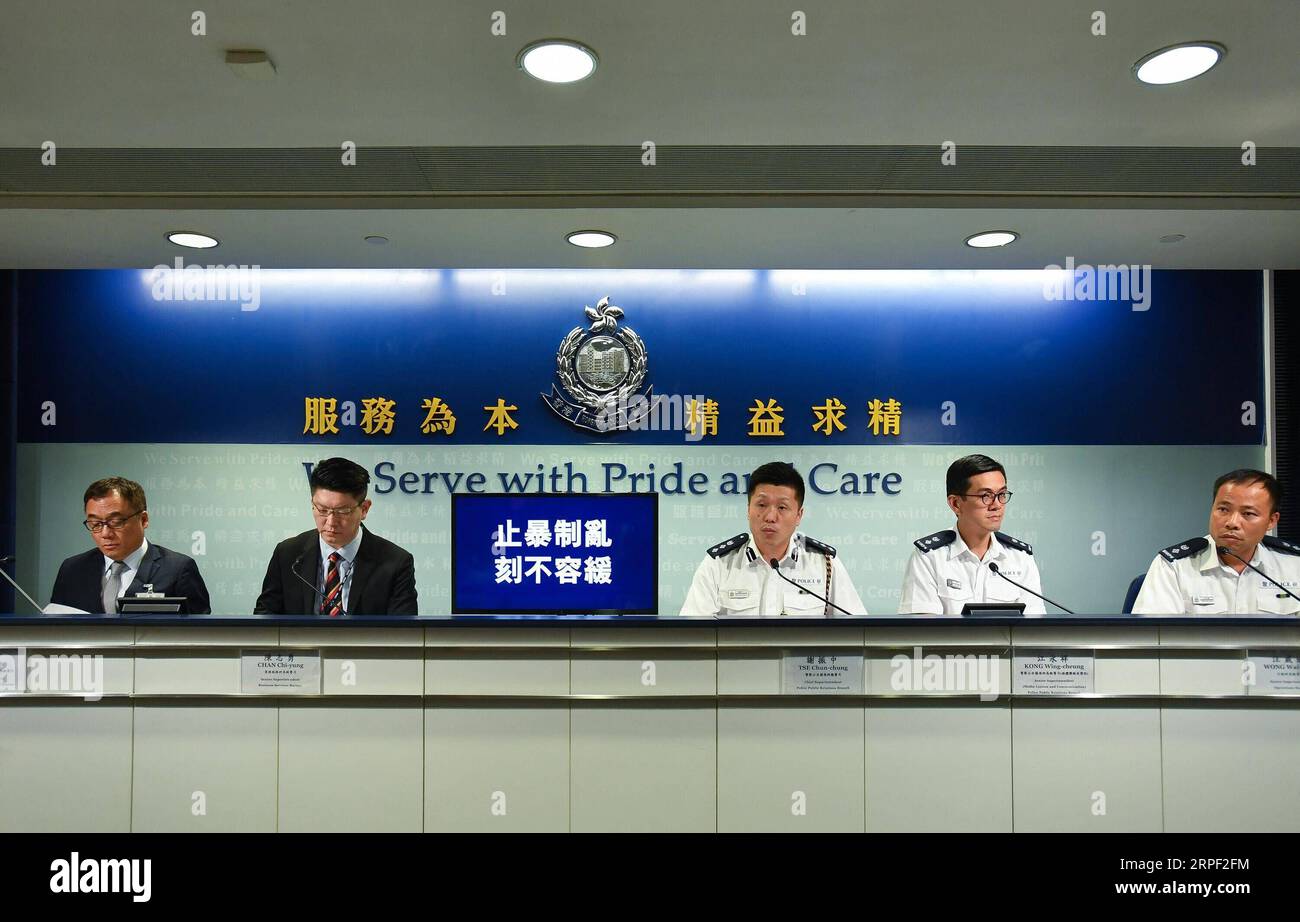 (190910) -- HONGKONG, 10. September 2019 -- Eine tägliche Pressekonferenz der Polizei von Hongkong findet am 10. September 2019 in Hongkong statt. Die Polizei von Hongkong sagte am Dienstag, dass zehn Anti-Gewalt-Hotlines eingerichtet wurden, als die Unruhen in den dritten Monat eintraten. Nach Angaben der Polizei sind die Hotlines ausschließlich für den Empfang von Informationen zur Gewaltbekämpfung bestimmt, einschließlich Fotos, Audio- und Videoclips über WhatsApp, um bei der Verhütung und Aufdeckung von Straftaten zu helfen. ) CHINA-HONGKONG-ANTI-GEWALT-HOTLINES-START (CN) LIUXDAWEI PUBLICATIONXNOTXINXCHN Stockfoto