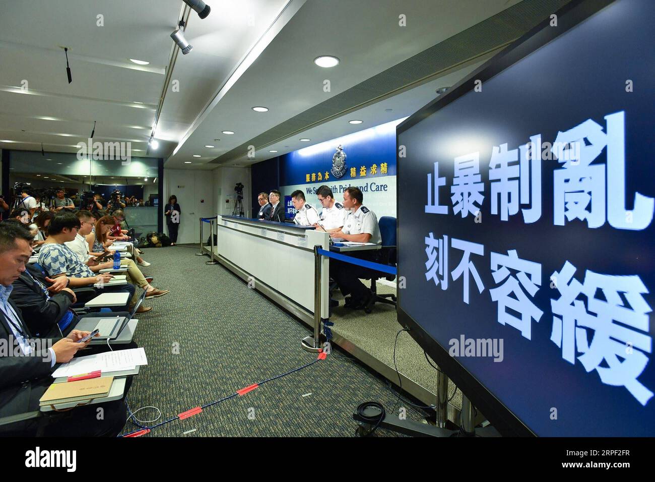 (190910) -- HONGKONG, 10. September 2019 -- Eine tägliche Pressekonferenz der Polizei von Hongkong findet am 10. September 2019 in Hongkong statt. Die Polizei von Hongkong sagte am Dienstag, dass zehn Anti-Gewalt-Hotlines eingerichtet wurden, als die Unruhen in den dritten Monat eintraten. Nach Angaben der Polizei sind die Hotlines ausschließlich für den Empfang von Informationen zur Gewaltbekämpfung bestimmt, einschließlich Fotos, Audio- und Videoclips über WhatsApp, um bei der Verhütung und Aufdeckung von Straftaten zu helfen. ) CHINA-HONGKONG-ANTI-GEWALT-HOTLINES-START (CN) LIUXDAWEI PUBLICATIONXNOTXINXCHN Stockfoto