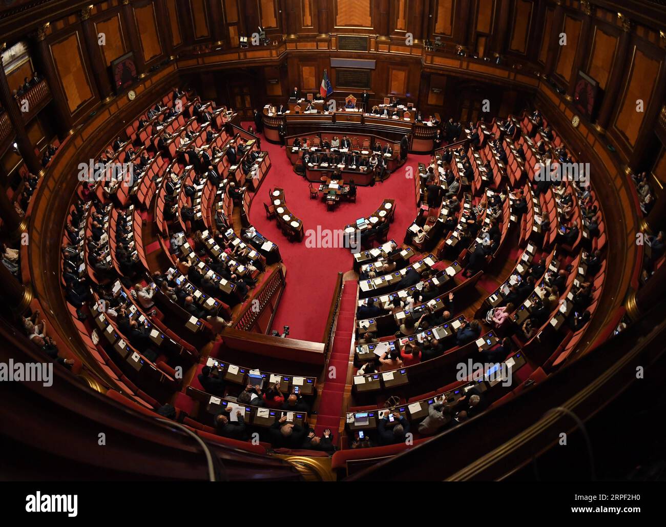 (190910) -- ROM, 10. September 2019 (Xinhua) -- Foto vom 10. September 2019 zeigt eine Ansicht des Senats vor einer endgültigen Vertrauensabstimmung in Rom, Italien, am 10. September 2019. Das neue Kabinett des italienischen Premierministers Giuseppe Conte gewann am Dienstag die endgültige Vertrauensabstimmung im Senat mit 169 Ja-Stimmen, 133 Nein-Stimmen und 5 Stimmenthaltungen. (Foto: Alberto Lingria/Xinhua) ITALIEN-ROM-SENAT-CONFIDENCE VOTE PUBLICATIONxNOTxINxCHN Stockfoto