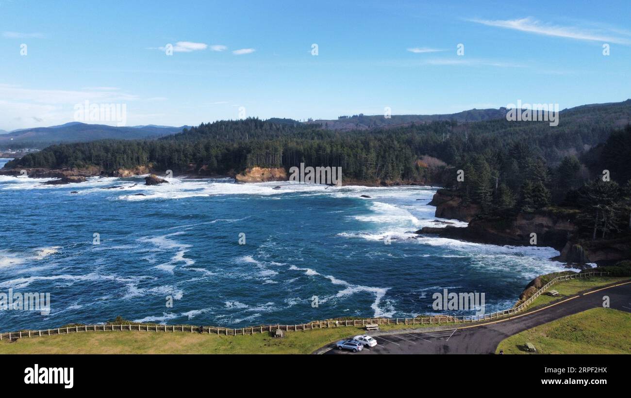 Luftaufnahme von Wellen, die in der Boiler Bay an der Küste von Oregon abstürzen. Stockfoto