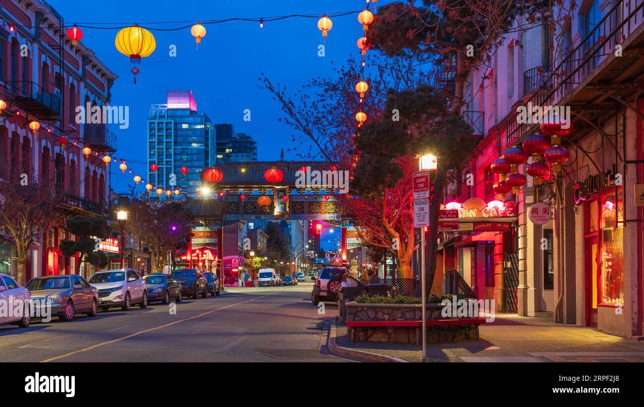 Ein Blick auf die Fisgard Street in Chinatown bei Nacht, Victoria, Vancouver Island, British Columbia, Kanada. Stockfoto