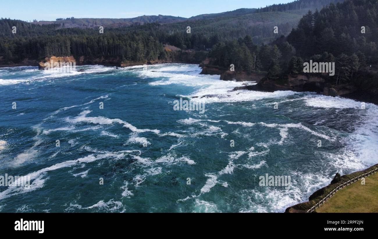 Luftaufnahme von Wellen, die in der Boiler Bay an der Küste von Oregon abstürzen. Stockfoto