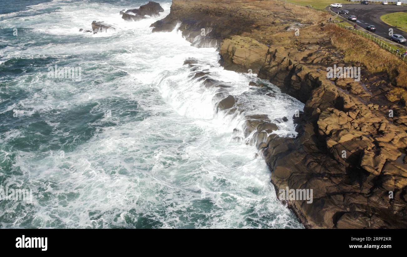 Luftaufnahme von Wellen, die in der Boiler Bay an der Küste von Oregon abstürzen. Stockfoto