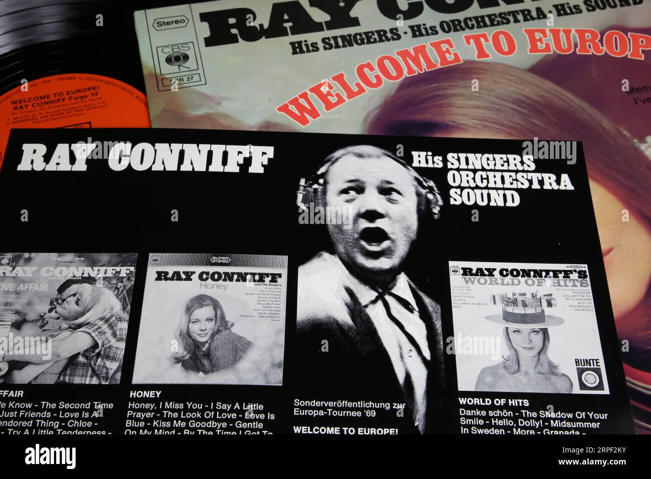 Viersen, Deutschland - 9. Juli. 2023: Close-up des Bandleiters Ray Conniff Vinyl-Album Welcome to europe von 1968 Stockfoto