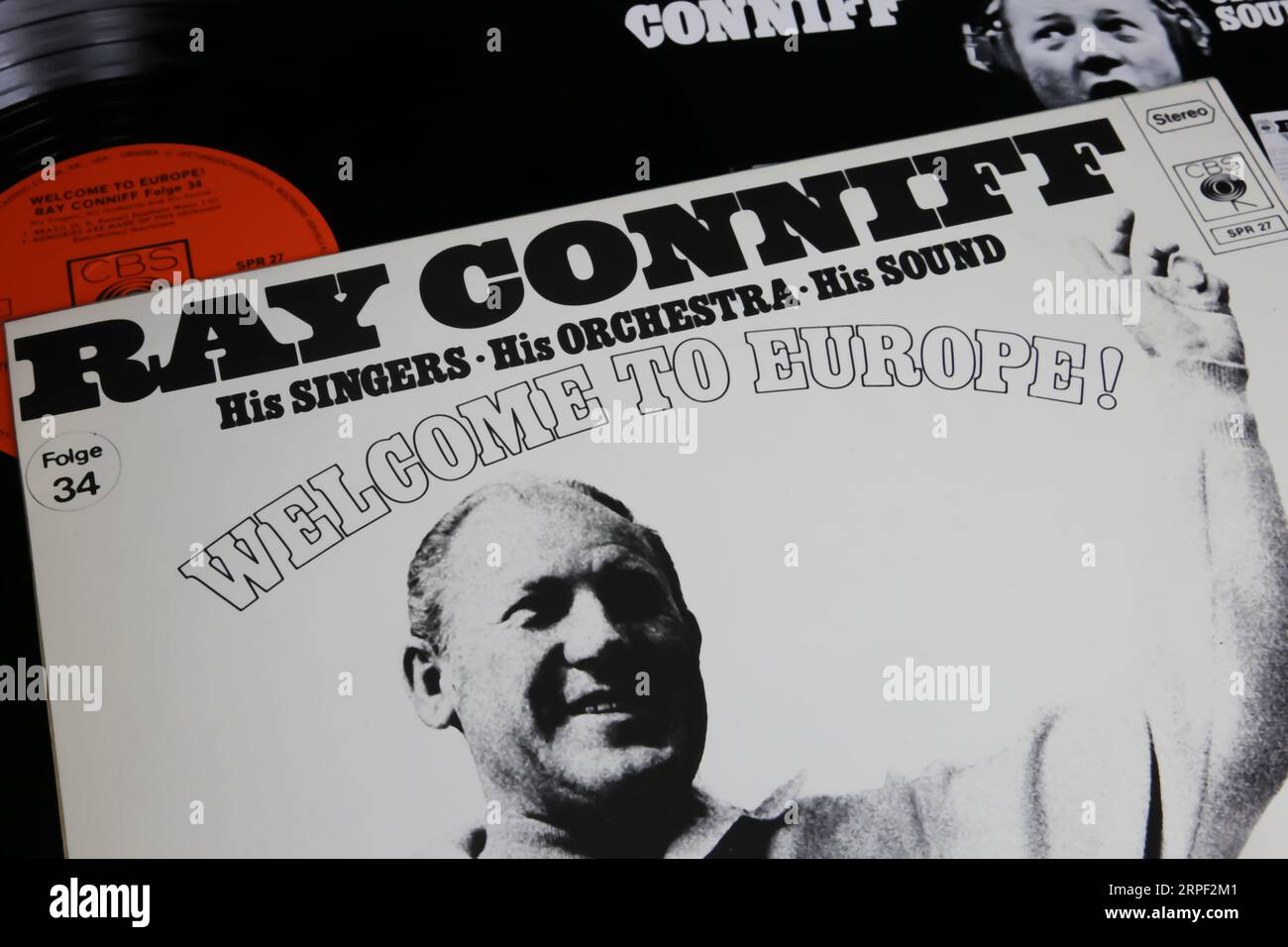Viersen, Deutschland - 9. Juli. 2023: Close-up des Bandleiters Ray Conniff Vinyl-Album Welcome to europe von 1968 Stockfoto