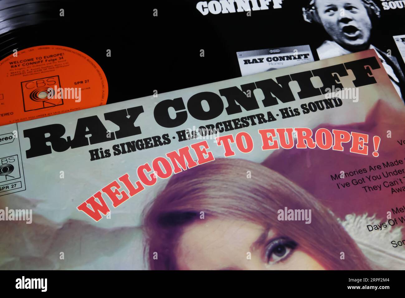 Viersen, Deutschland - 9. Juli. 2023: Close-up des Bandleiters Ray Conniff Vinyl-Album Welcome to europe von 1968 Stockfoto