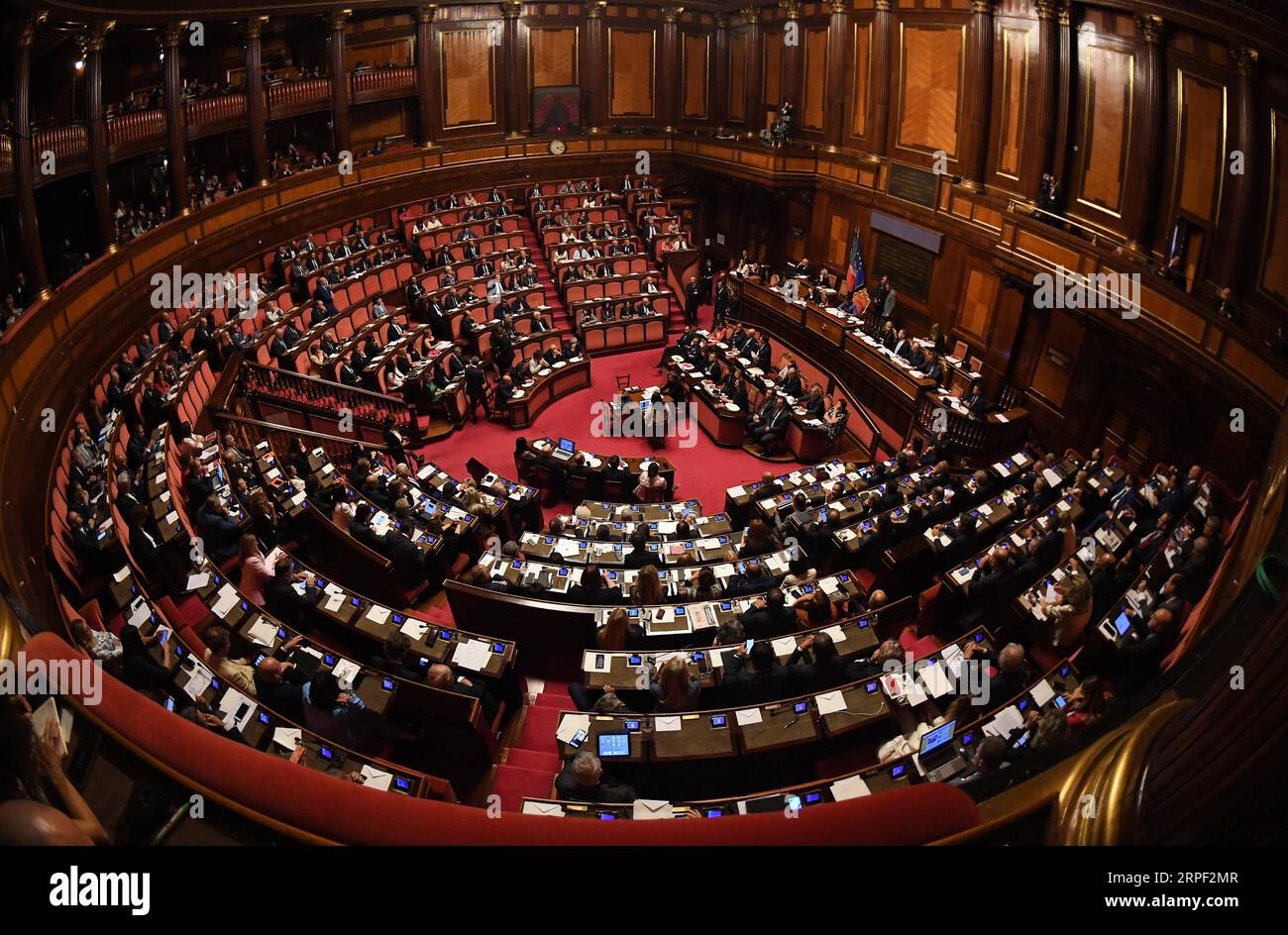 (190910) -- ROM, 10. September 2019 (Xinhua) -- Foto vom 10. September 2019 zeigt eine Ansicht des Senats vor einer endgültigen Vertrauensabstimmung in Rom, Italien, am 10. September 2019. Das neue Kabinett des italienischen Premierministers Giuseppe Conte gewann am Dienstag die endgültige Vertrauensabstimmung im Senat mit 169 Ja-Stimmen, 133 Nein-Stimmen und 5 Stimmenthaltungen. (Foto: Alberto Lingria/Xinhua) ITALIEN-ROM-SENAT-CONFIDENCE VOTE PUBLICATIONxNOTxINxCHN Stockfoto
