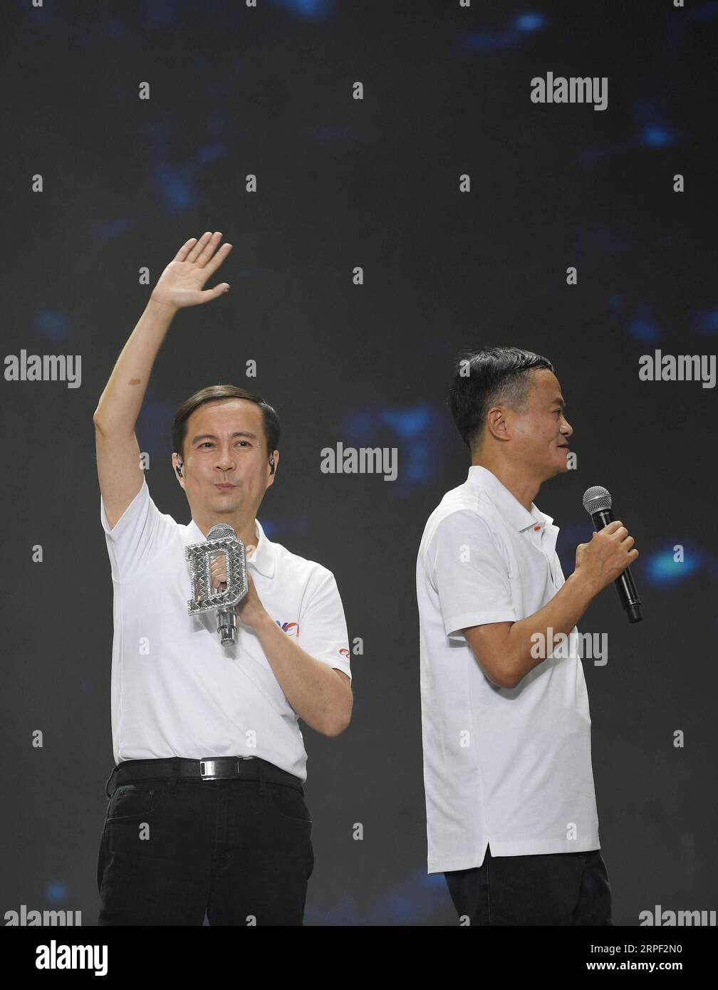 (190911) -- HANGZHOU, 11. September 2019 -- Jack Ma (R) und Alibabas CEO Daniel Zhang posieren anlässlich des 20-jährigen Bestehens der Alibaba Group in Hangzhou, der Hauptstadt der ostchinesischen Provinz Zhejiang, am 10. September 2019. Jack Ma trat offiziell als Group Chairman von Alibaba Tuesday zurück und übergab die Position an den CEO Daniel Zhang. Es ist ein besonderer Tag sowohl für den chinesischen Milliardär als auch für den E-Commerce-Giganten, den er mitbegründet hat. MA, eine ehemalige Englischlehrerin, wird am Dienstag 55, was auch den 20. Jahrestag der Alibaba Group und den Tag der Lehrer markierte. MA hat CE übergeben Stockfoto