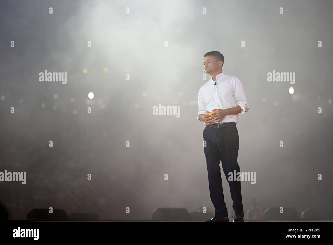 (190911) -- HANGZHOU, 11. September 2019 -- Jack Ma hält eine Rede bei einer Veranstaltung anlässlich des 20. Jahrestages der Alibaba-Gruppe in Hangzhou, Hauptstadt der ostchinesischen Provinz Zhejiang, 10. September 2019. Jack Ma trat offiziell als Group Chairman von Alibaba Tuesday zurück und übergab die Position an den CEO Daniel Zhang. Es ist ein besonderer Tag sowohl für den chinesischen Milliardär als auch für den E-Commerce-Giganten, den er mitbegründet hat. MA, eine ehemalige Englischlehrerin, wird am Dienstag 55, was auch den 20. Jahrestag der Alibaba Group und den Tag der Lehrer markierte. MA übergab die Position des CEO 2013 und mA Stockfoto