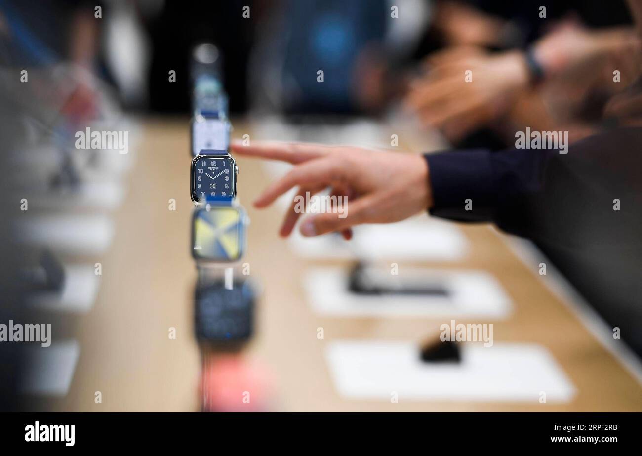 San Francisco, Apple-Keynote (190911) -- SAN FRANCISCO, 11. September 2019 () -- Foto aufgenommen am 10. September 2019 zeigt Apple Watch-Produkte, die während einer Produkteinführung in der Apple-Zentrale in Kalifornien, USA, gezeigt werden. Apple Inc. Kündigte eine neue Produktlinie von iPhones an, einschließlich iPhone 11 und Pro, iPads, Apple Watch 5-Serie und anderen Produkten und Dienstleistungen auf seiner großen Herbstveranstaltung in Nordkalifornien am Dienstag. (Handout über ) U.S.-APPLE-NEW PRODUCTS-UNVEILING Xinhua PUBLICATIONxNOTxINxCHN Stockfoto