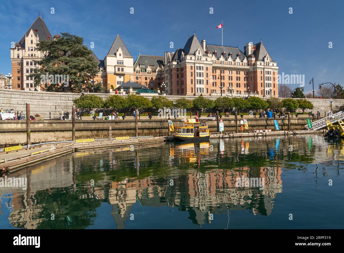 Reflexionen des Empress Hotels in Victoria, Vancouver Island, British Columbia, Kanada. Stockfoto