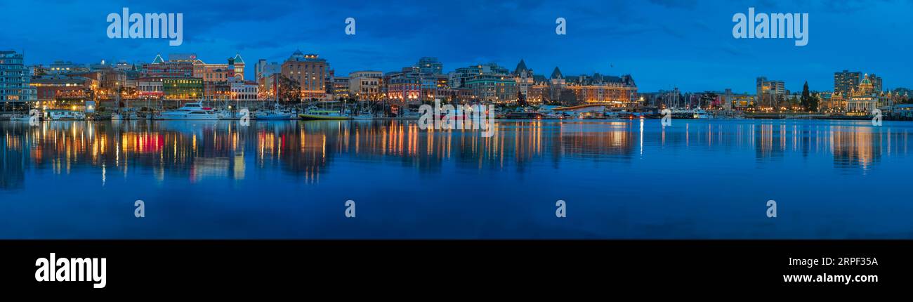 Ein Panoramablick auf die Skyline der Stadt, der sich im inneren Hafen von Victoria, Vancouver Island, British Columbia, Kanada widerspiegelt. Stockfoto