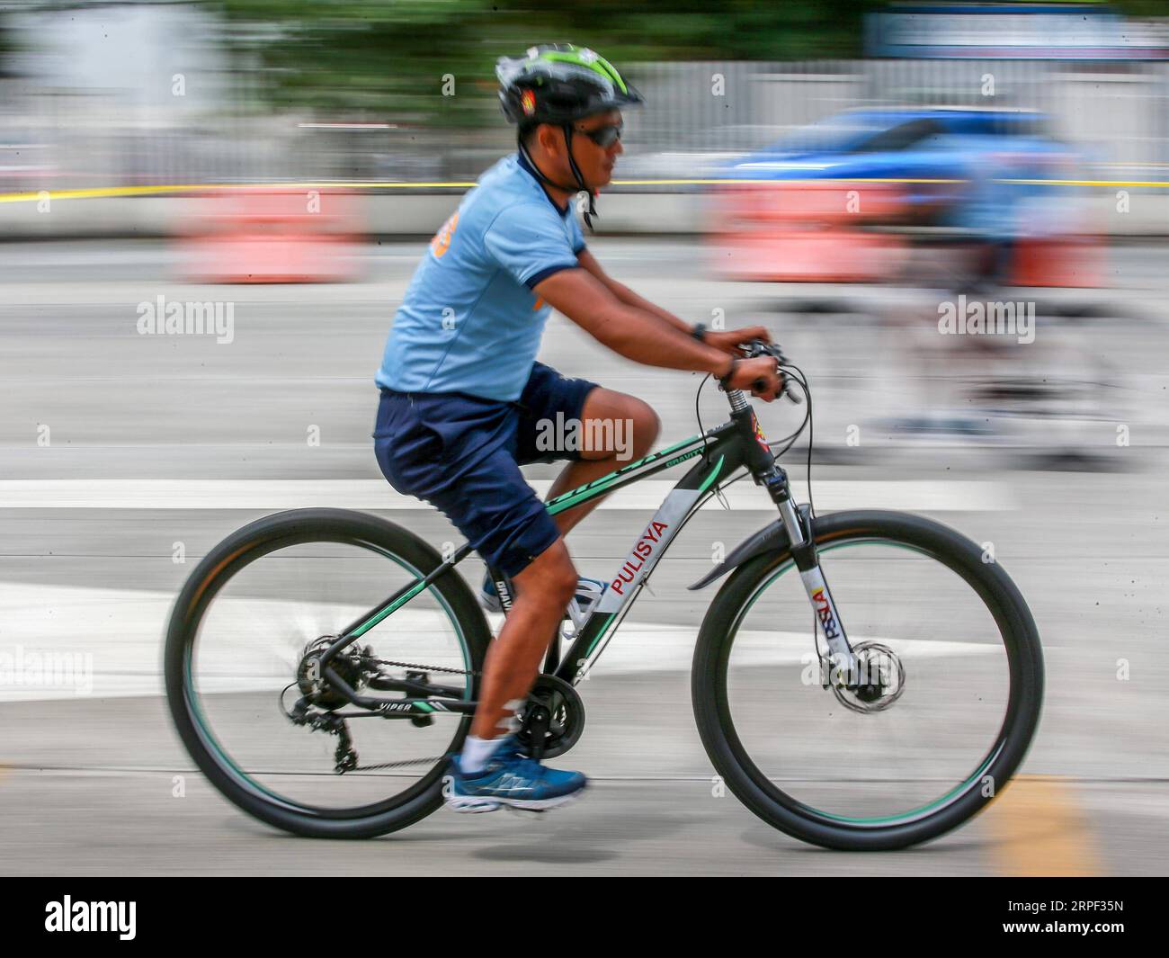 (190911) -- MANILA, 11. September 2019 -- Ein Mitglied der Philippinen National Police (PNP) Bike Patrol übt Manöver mit seinem Fahrrad in Manila, Philippinen, 11. September 2019. Die PNP Bike Patrol wird in touristischen Orten und Gebieten eingesetzt, die von Touristen frequentiert werden, nachdem das Tourismusministerium (DOT) und die PNP vereinbart haben, das touristisch orientierte Police for Community Order and Protection Program (TOPCOP) landesweit zu organisieren. ) PHILIPPINEN-MANILA-POLIZEI-RADPATROUILLE FÜR TOURISTENATTRAKTIONEN ROUELLEXUMALI PUBLICATIONXNOTXINXCHN Stockfoto