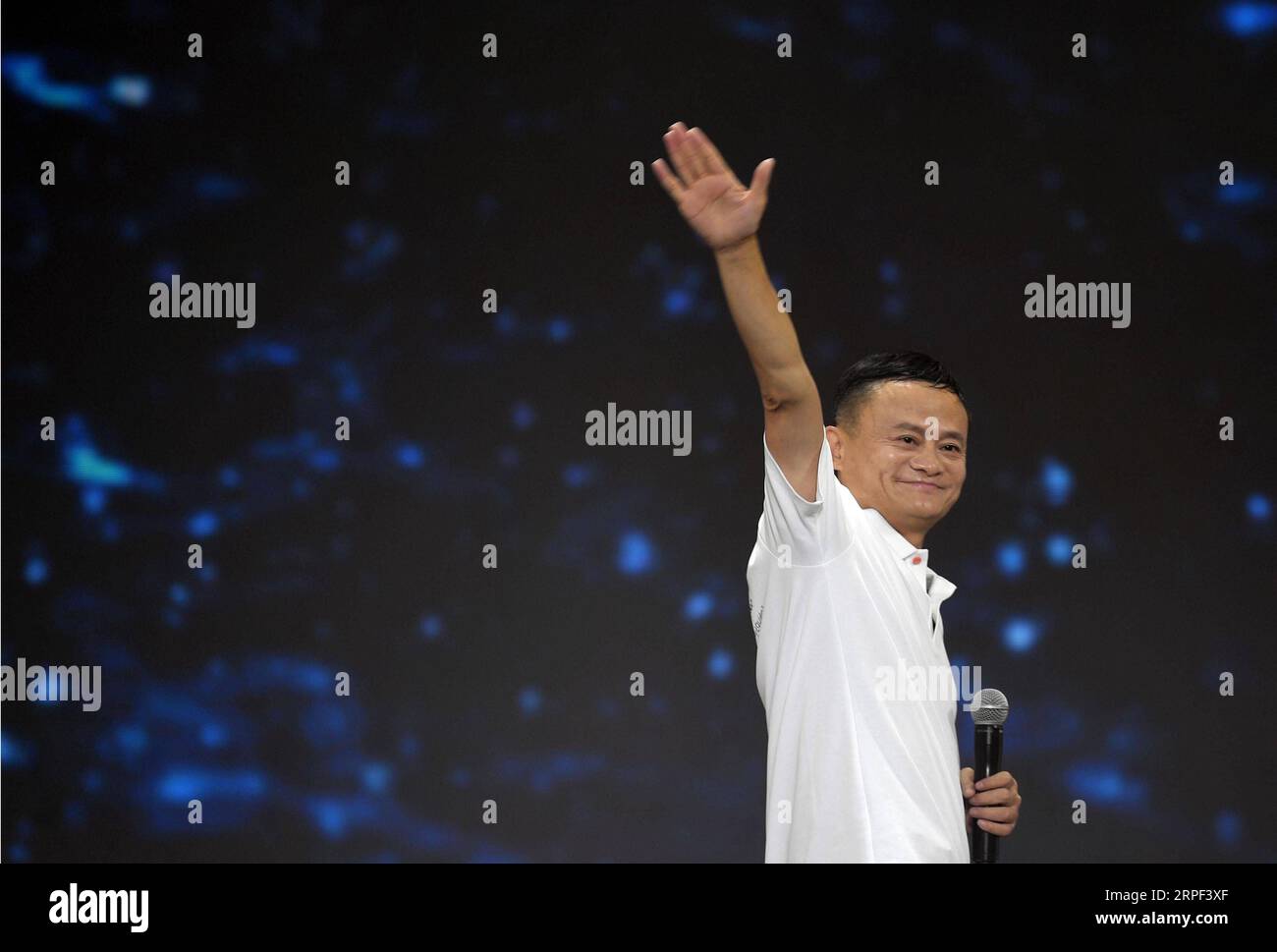 (190912) -- PEKING, 12. September 2019 -- Jack Ma Waves verabschiedet sich von einer Feier zum 20. Jahrestag der Alibaba-Gruppe in Hangzhou, Hauptstadt der ostchinesischen Provinz Zhejiang, 10. September 2019. Jack Ma trat offiziell als Group Chairman von Alibaba Tuesday zurück und übergab die Position an den CEO Daniel Zhang. Es ist ein besonderer Tag sowohl für den chinesischen Milliardär als auch für den E-Commerce-Giganten, den er mitbegründet hat. MA, eine ehemalige Englischlehrerin, wird am Dienstag 55, was auch den 20. Jahrestag der Alibaba Group und den Tag der Lehrer markierte. MA übergab 2013 die Position des CEO Stockfoto