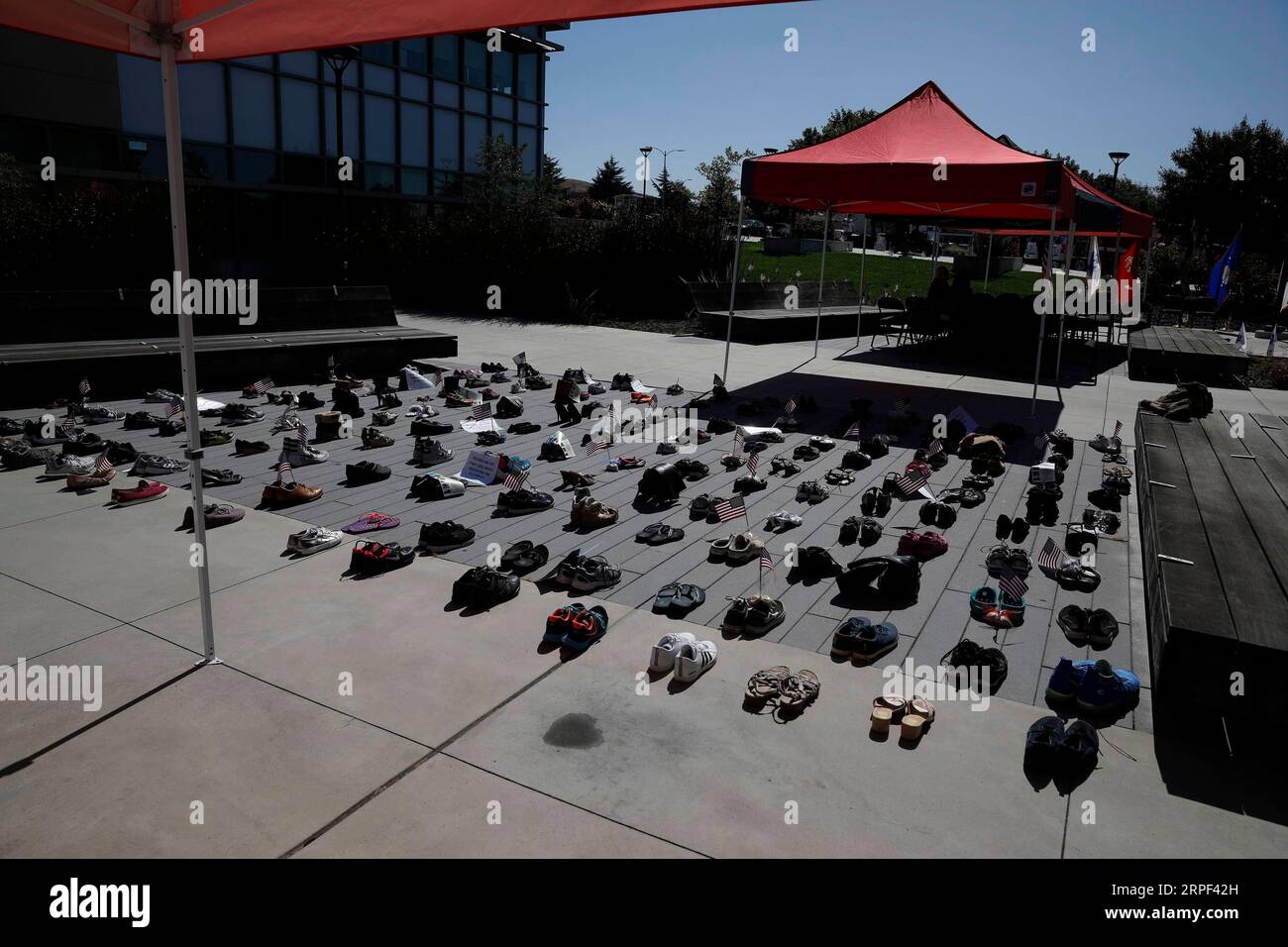 (190912) -- SAN FRANCISCO, 12. September 2019 -- Shoe Memorials sind organisiert, um die Opfer der Terroranschläge von 9/11 in Livermore, Kalifornien, USA, zu betrauern, 11. September 2019. (Foto: /Xinhua) U.S.-9/11-18. GEBURTSTAG LixJianguo PUBLICATIONxNOTxINxCHN Stockfoto