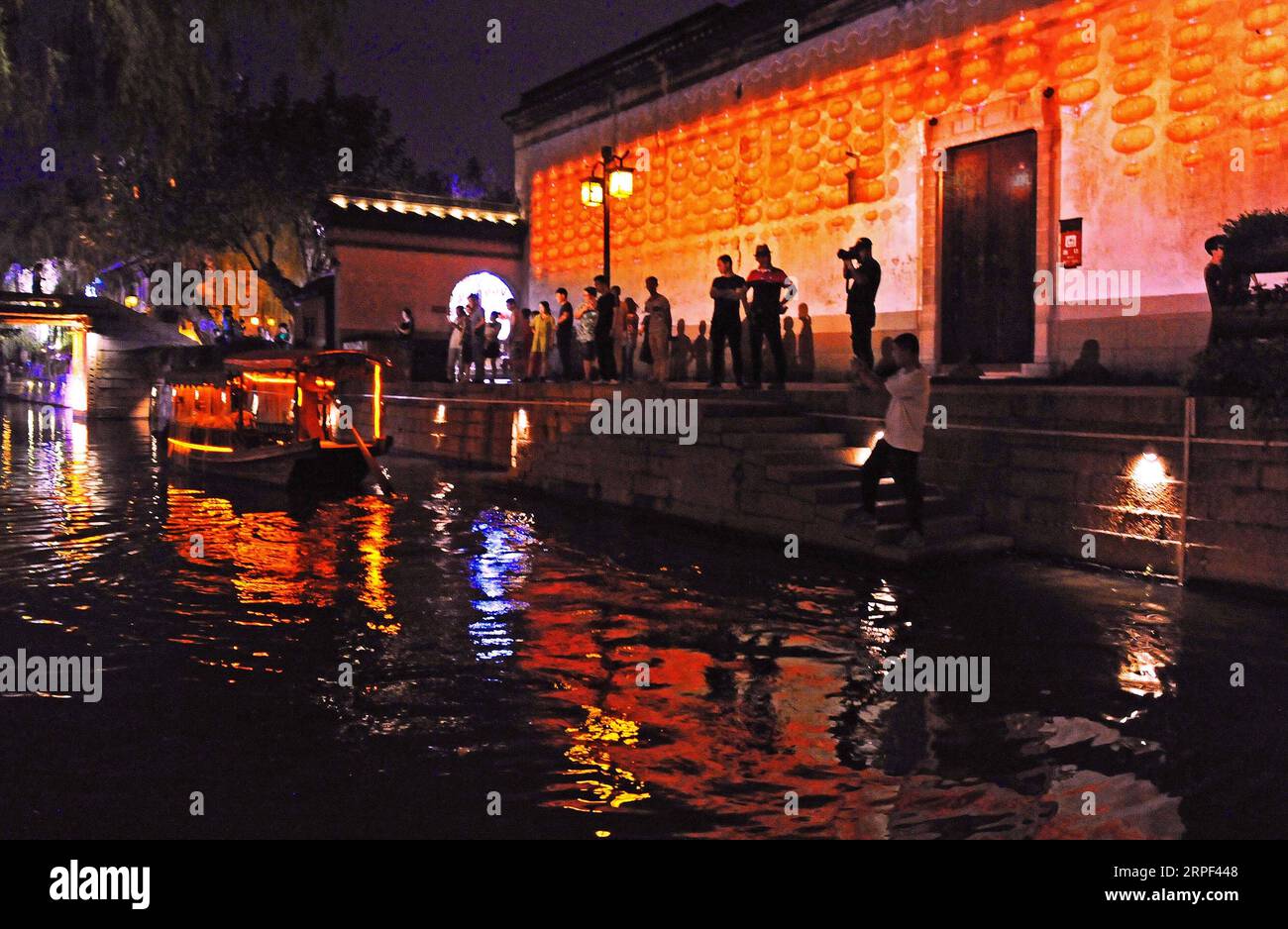 (190912) -- HUZHOU, 12. September 2019 -- Menschen genießen den nächtlichen Blick auf einen alten Flusslauf in Nanxun Stadt Huzhou Stadt, Ostchinesische Provinz Zhejiang, 11. September 2019. ) CHINA-ZHEJIANG-RIVER-NIGHT VIEW (CN) TANXJIN PUBLICATIONXNOTXINXCHN Stockfoto