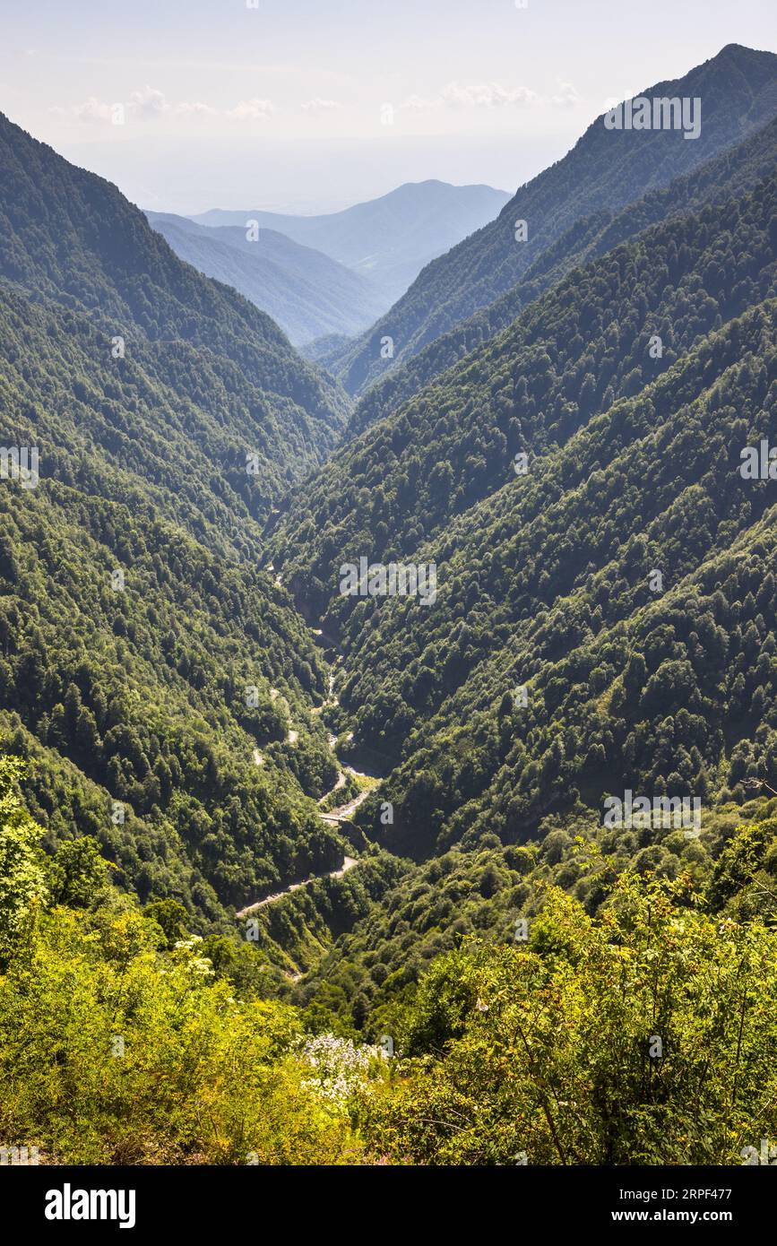 Der Abano Pass in der Bergregion Tusheti (Georgien) ist der höchste Pass Georgiens. Die Schotterstraße nach Omalo durch das Tal des Stori River ist eine der gefährlichsten Routen der Welt Stockfoto