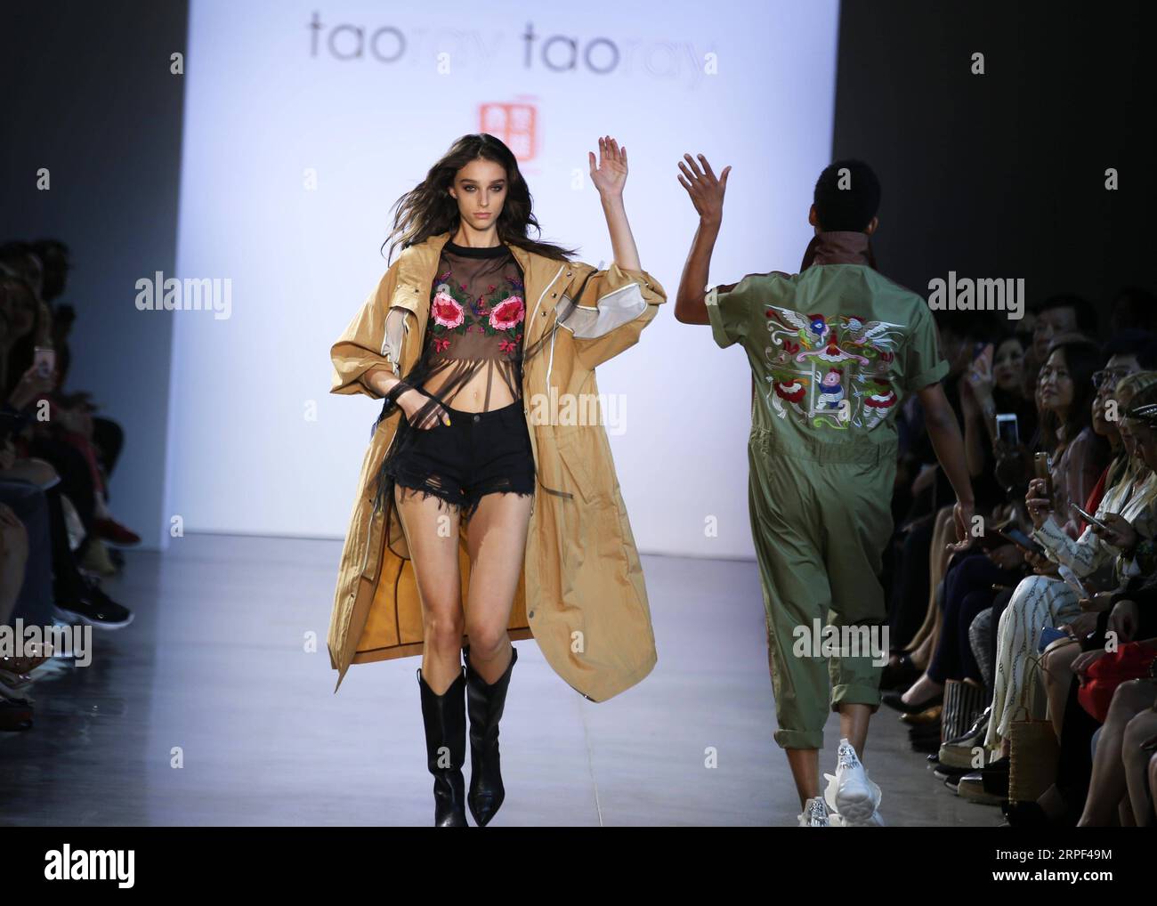 (190912) -- NEW YORK, 12. September 2019 -- Models präsentieren Kreationen aus der Taoray Taoray Frühjahr/Sommer 2020 Kollektion während der New York Fashion Week in New York, USA, am 11. September 2019. ) U.S.-NEW YORK-FASHION WEEK Qinxlang PUBLICATIONxNOTxINxCHN Stockfoto