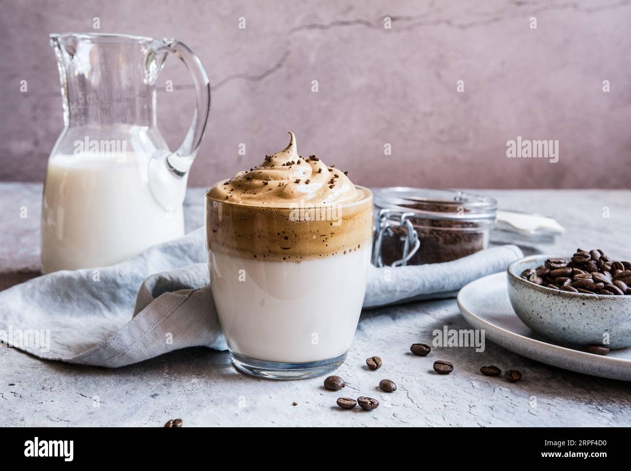 Dalgona Coffee, ein traditionelles koreanisches Kaffeegetränk in einem Glas Stockfoto