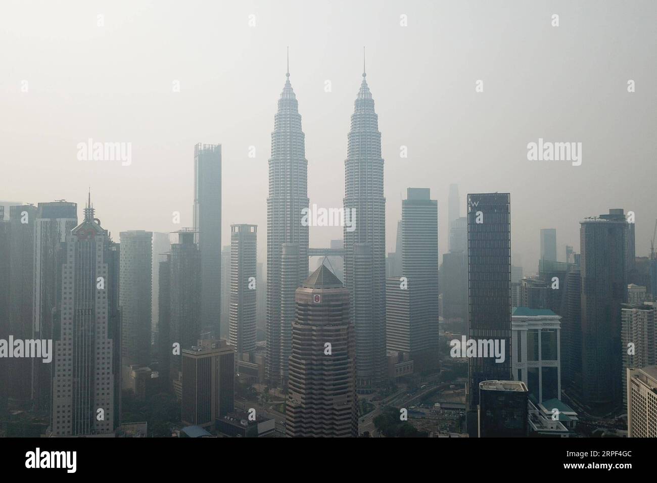 (190912) -- KUALA LUMPUR, 12. September 2019 -- Foto aufgenommen am 12. September 2019 zeigt nebelummantelte Petronas Twin Towers in Kuala Lumpur, Malaysia. Mitglieder der Öffentlichkeit sollten es vermeiden, nach draußen zu gehen, wenn der Luftverschmutzungsindex (API) den Wert 100 erreicht, sagte das malaysische Gesundheitsministerium am Donnerstag. Das malaysische Ministerium für Energie, Technologie, Wissenschaft, Klimawandel und Umwelt sagte Anfang dieses Monats, dass die Ursache des Dunsts auf Waldbrände in der Region, einschließlich im benachbarten Indonesien, zurückzuführen sei. ) MALAYSIA-KUALA LUMPUR-LUFTVERSCHMUTZUNG LinxHao PUBLICATIONxNOTxINxCHN Stockfoto