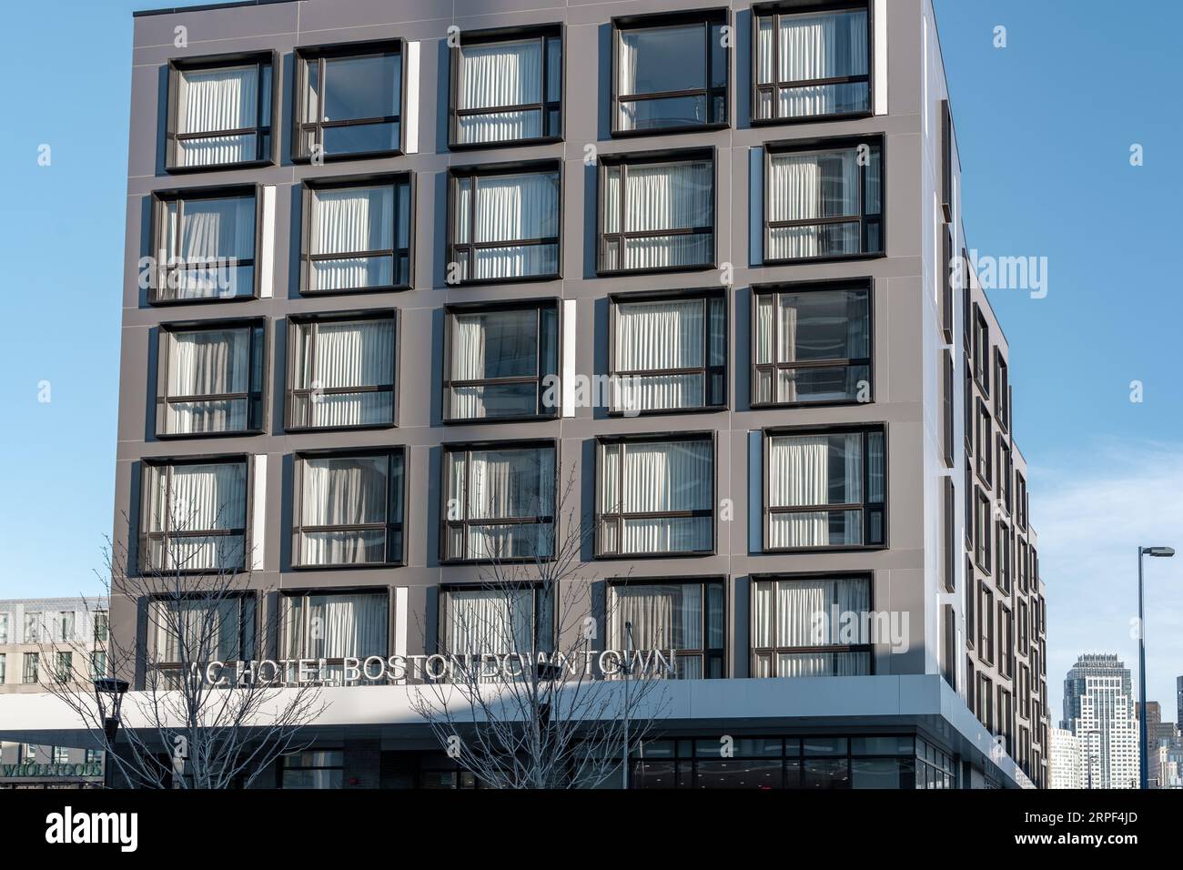 Boston, Massachusetts, USA - November 29 2018: Blick auf den Vordereingang des AC Hotel Boston Downtown während des Tages Stockfoto