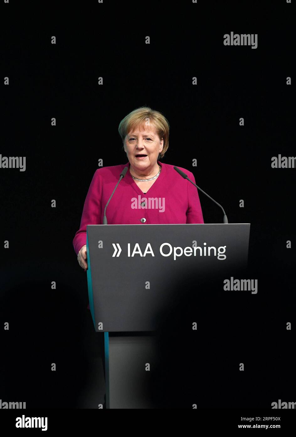 (190912) -- FRANKFURT, 12. September 2019 -- Bundeskanzlerin Angela Merkel spricht zur Eröffnungszeremonie der Internationalen Automobilausstellung (IAA) 2019 in Frankfurt, 12. September 2019. Die Internationale Automobil-Ausstellung (IAA) 2019 wurde am Donnerstag in Frankfurt offiziell eröffnet, mit einer Diskussion über die Zukunft der Mobilität durch Vertreter der Industrie und Regierungsvertreter. ) DEUTSCHLAND-FRANKFURT-IAA-ERÖFFNUNG LuxYang PUBLICATIONxNOTxINxCHN Stockfoto